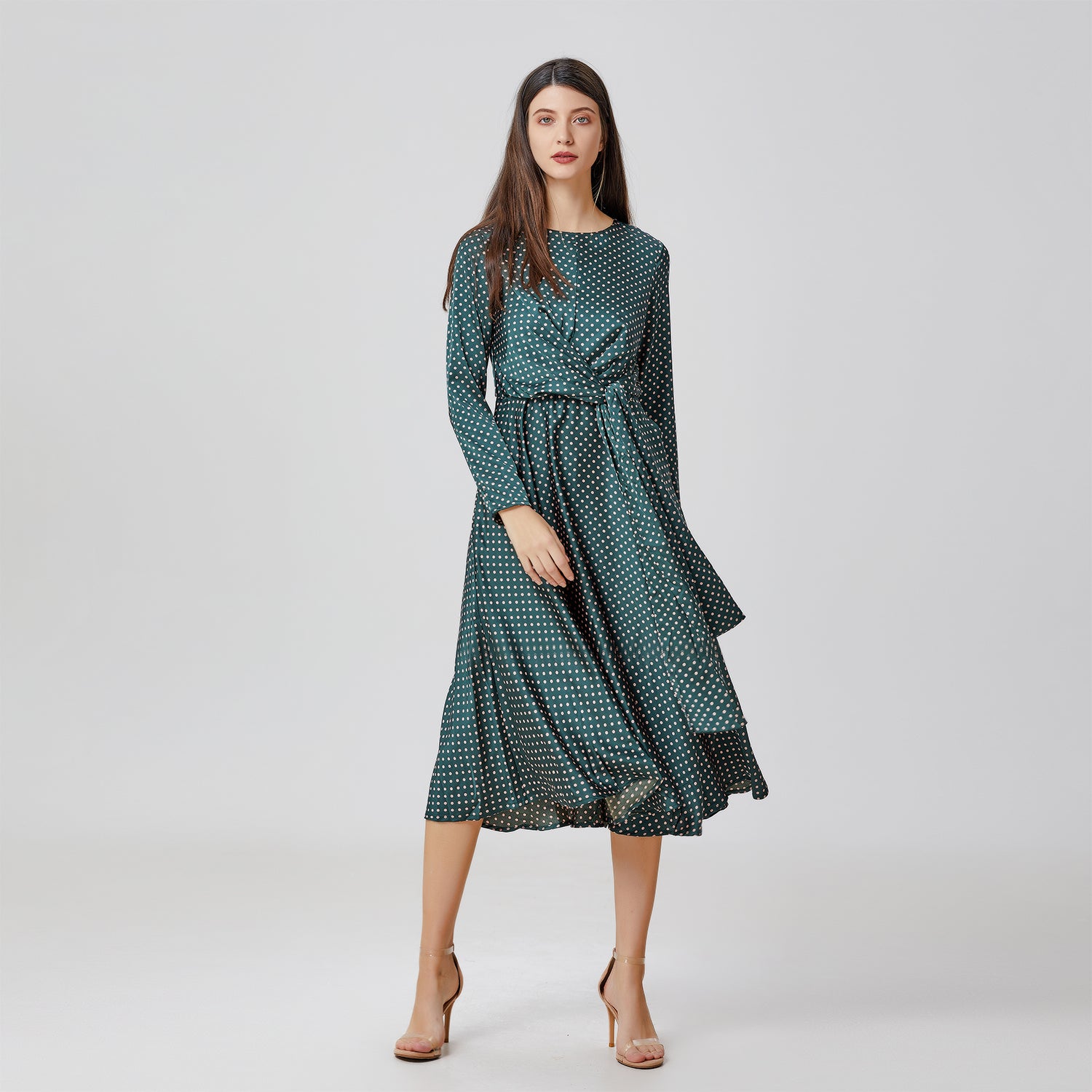 Robe satin midi évasée à panneaux noués