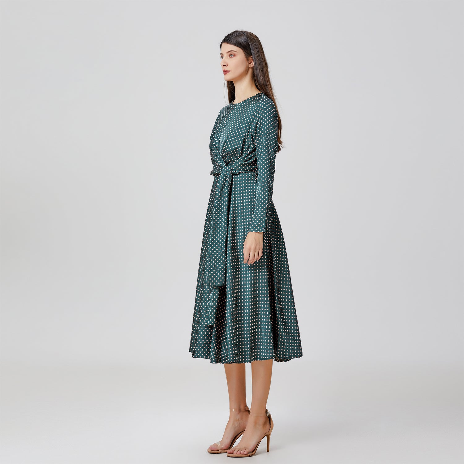 Robe satin midi évasée à panneaux noués