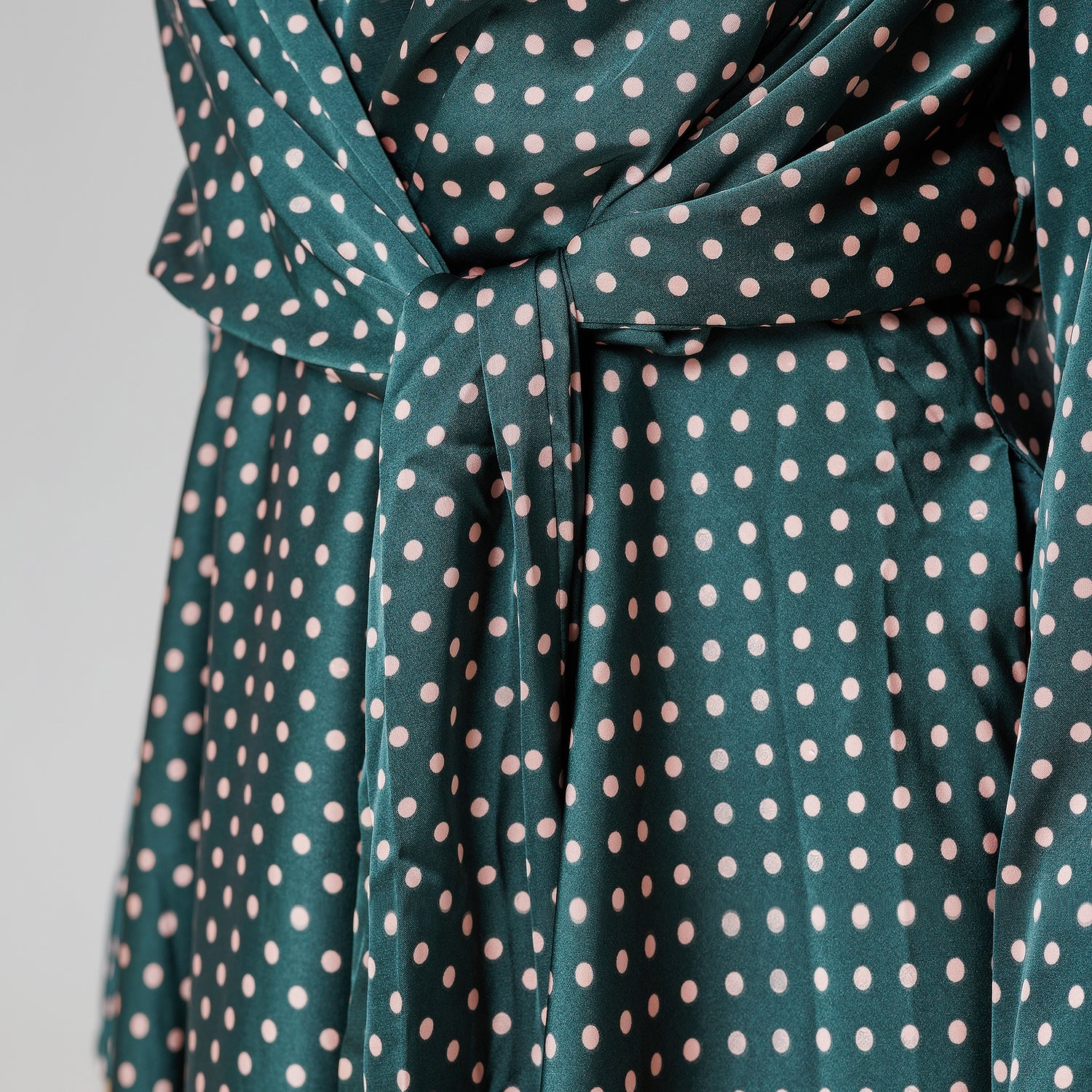 Robe satin midi évasée à panneaux noués
