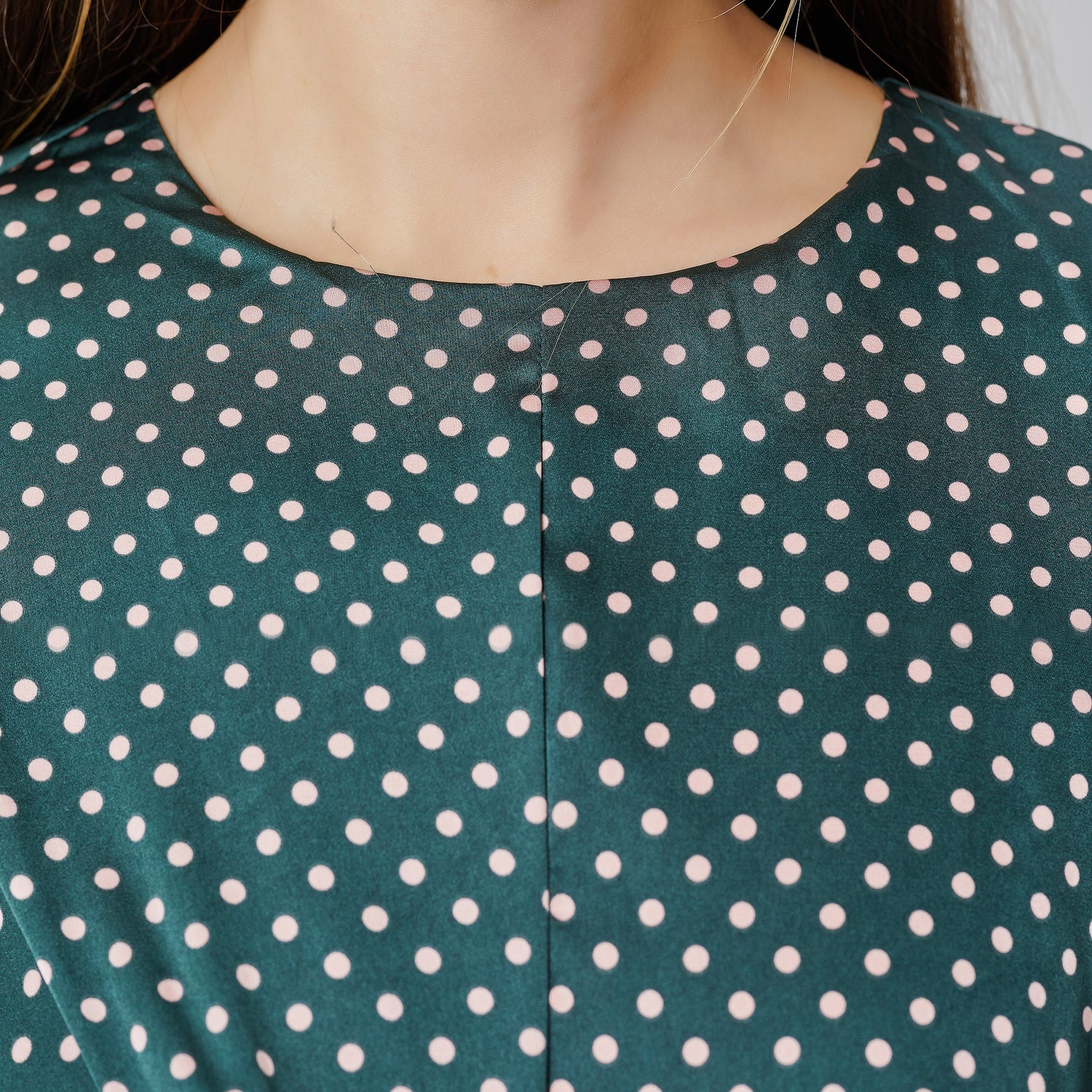 Robe satin midi évasée à panneaux noués