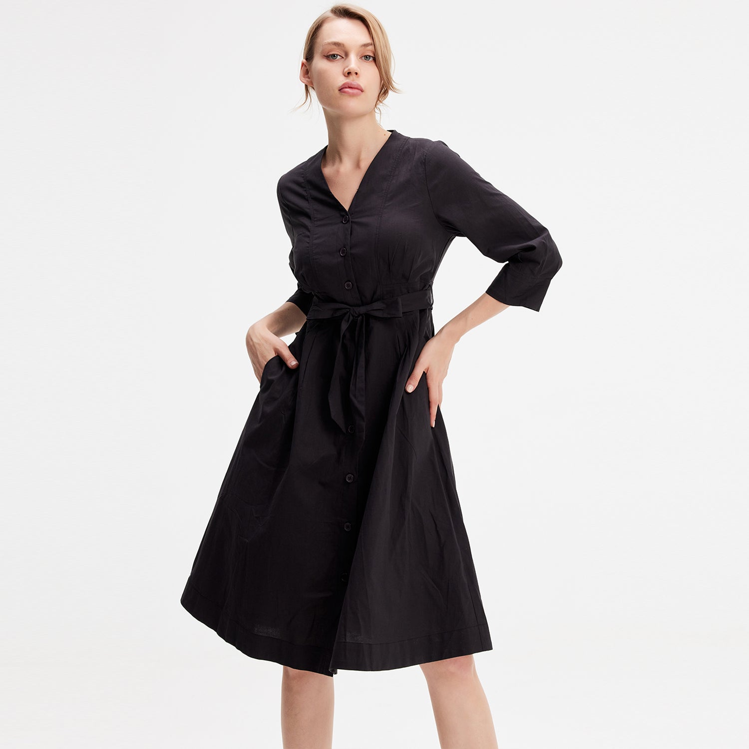 Robe chemise minimaliste en coton à ceinture nouée
