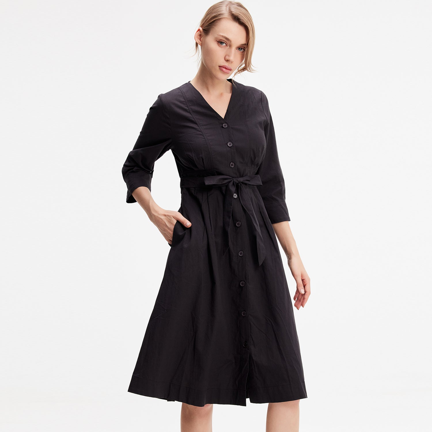 Robe chemise minimaliste en coton à ceinture nouée