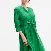 Robe chemise minimaliste en coton à ceinture nouée