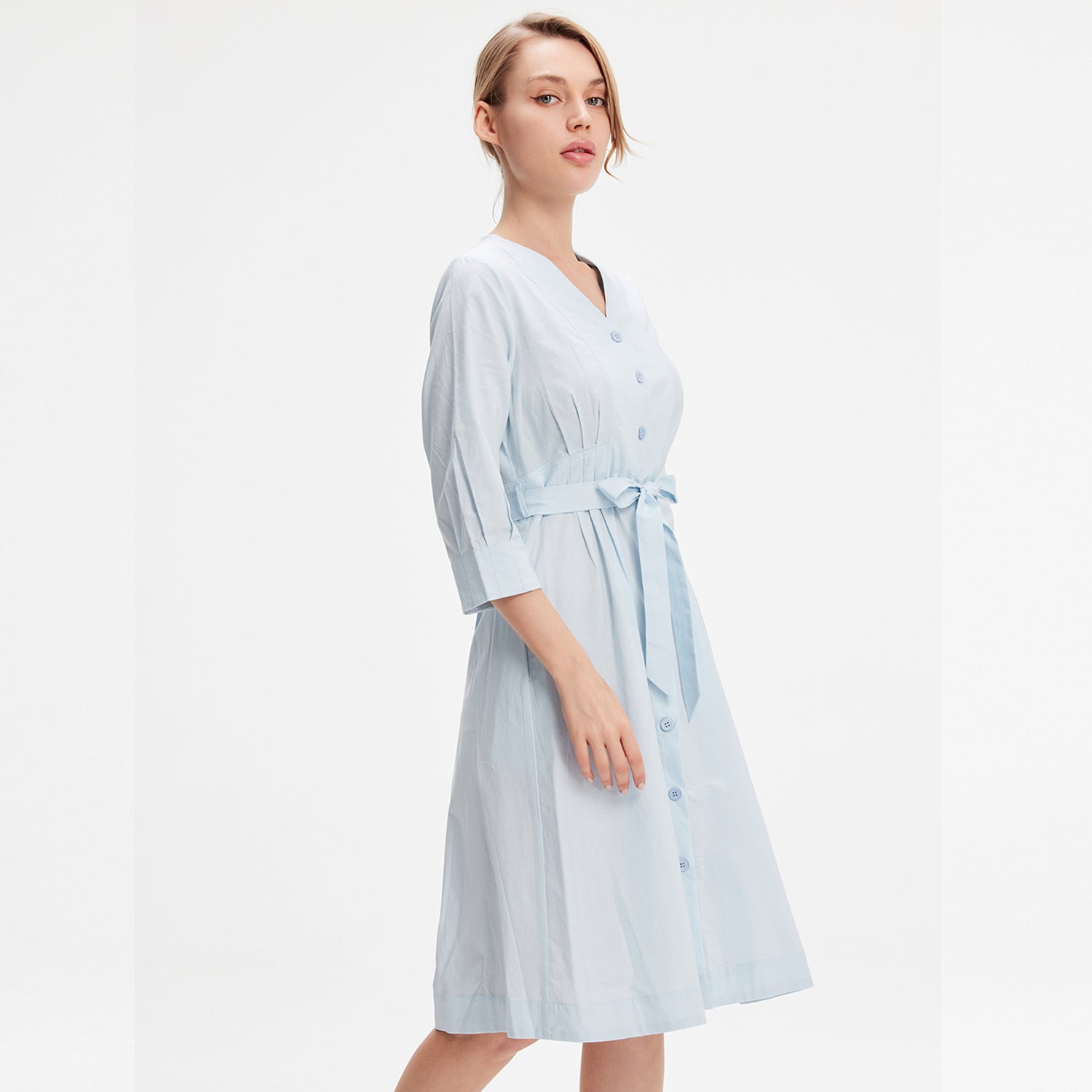 Robe chemise minimaliste en coton à ceinture nouée