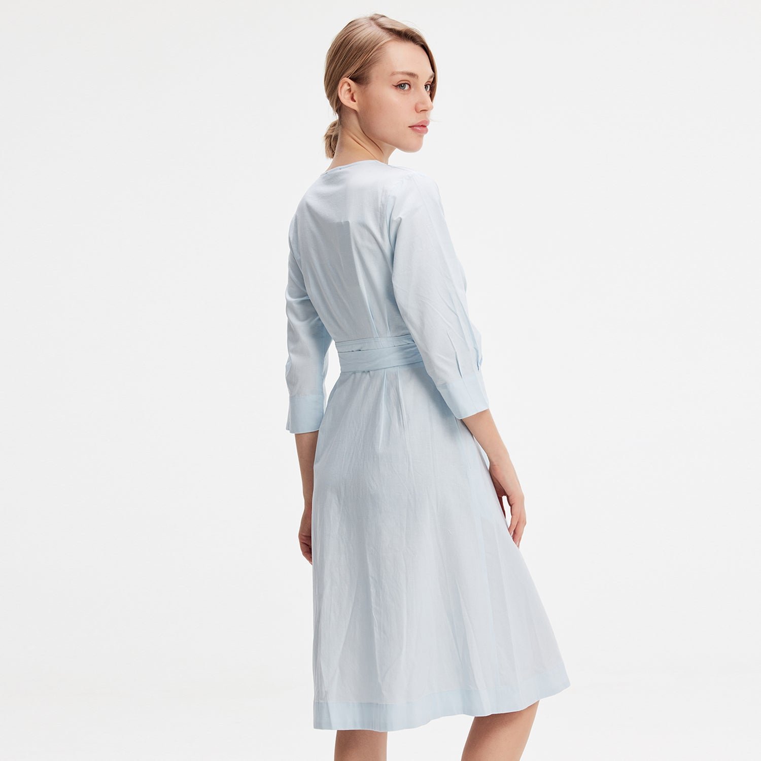 Robe chemise minimaliste en coton à ceinture nouée