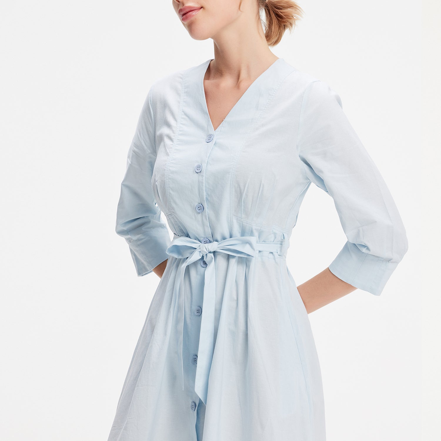 Robe chemise minimaliste en coton à ceinture nouée