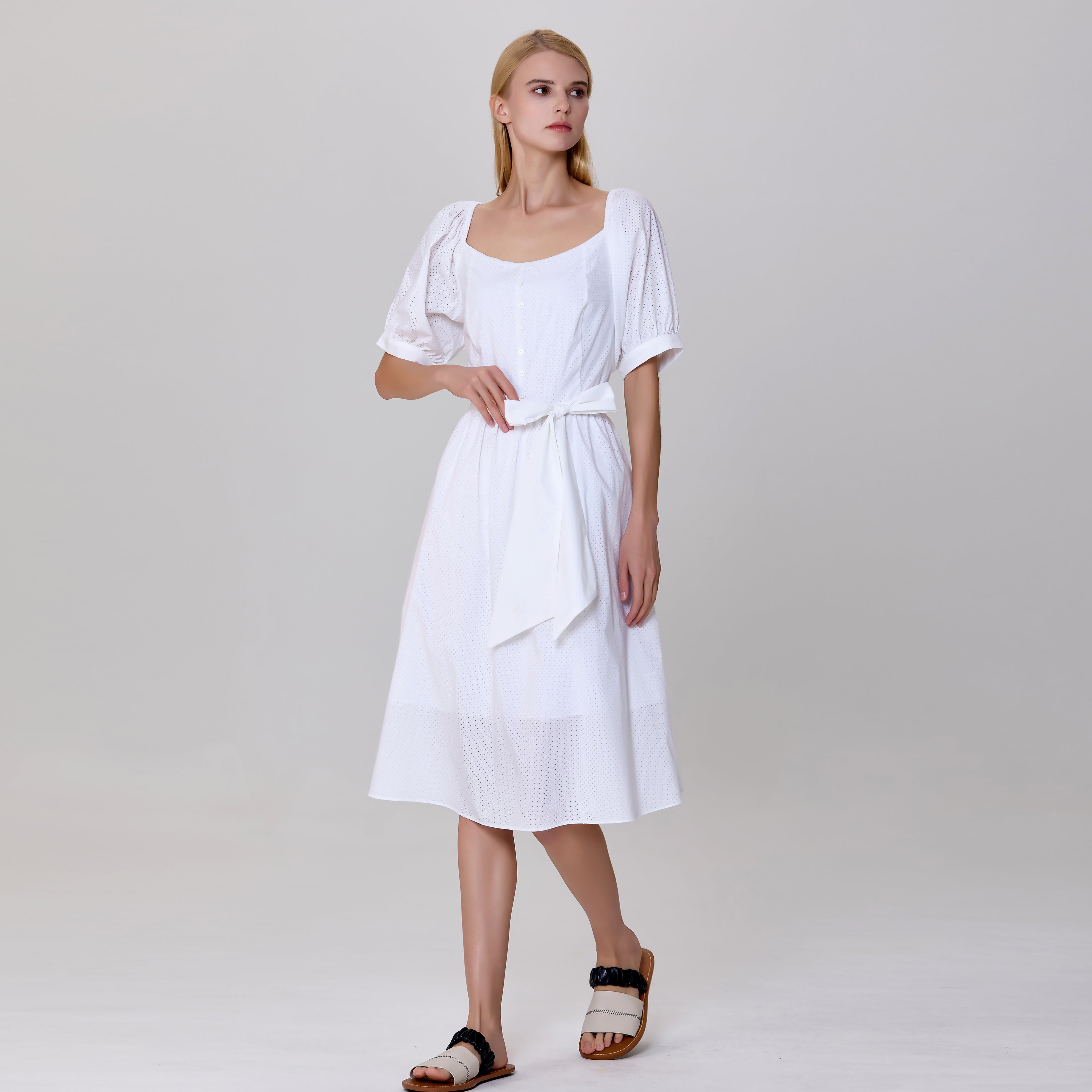 Robe-blouse ajustée et évasée à manches bouffantes