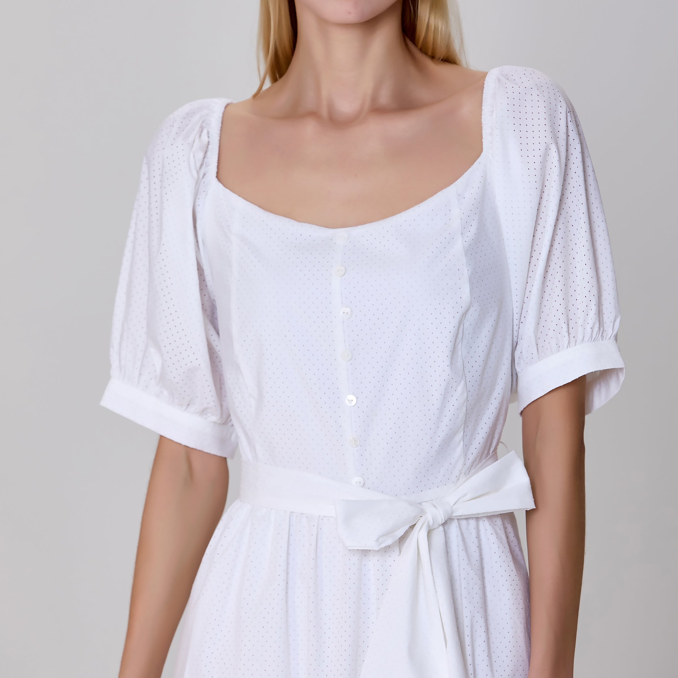 Robe-blouse ajustée et évasée à manches bouffantes