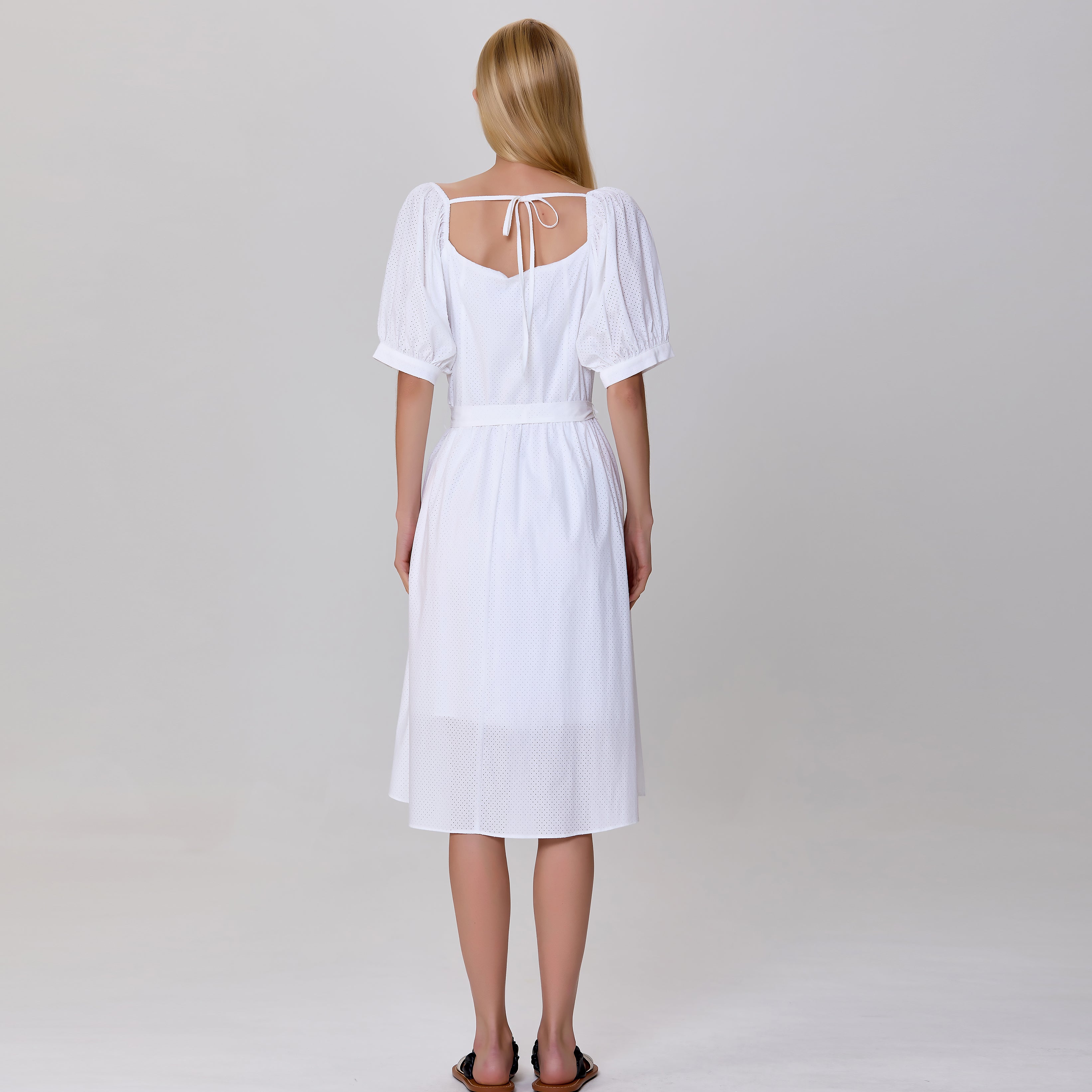 Robe-blouse ajustée et évasée à manches bouffantes