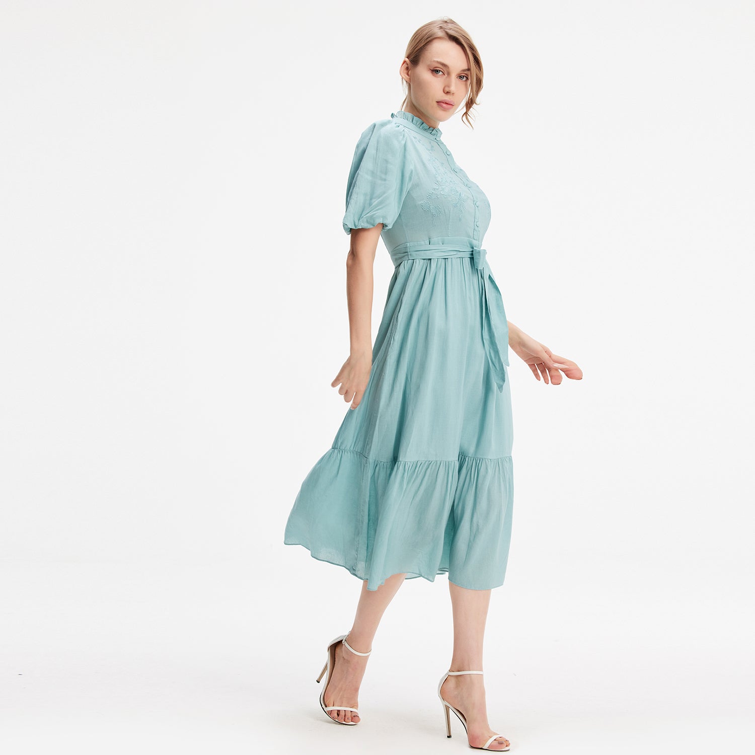 Robe-blouse brodée en coton