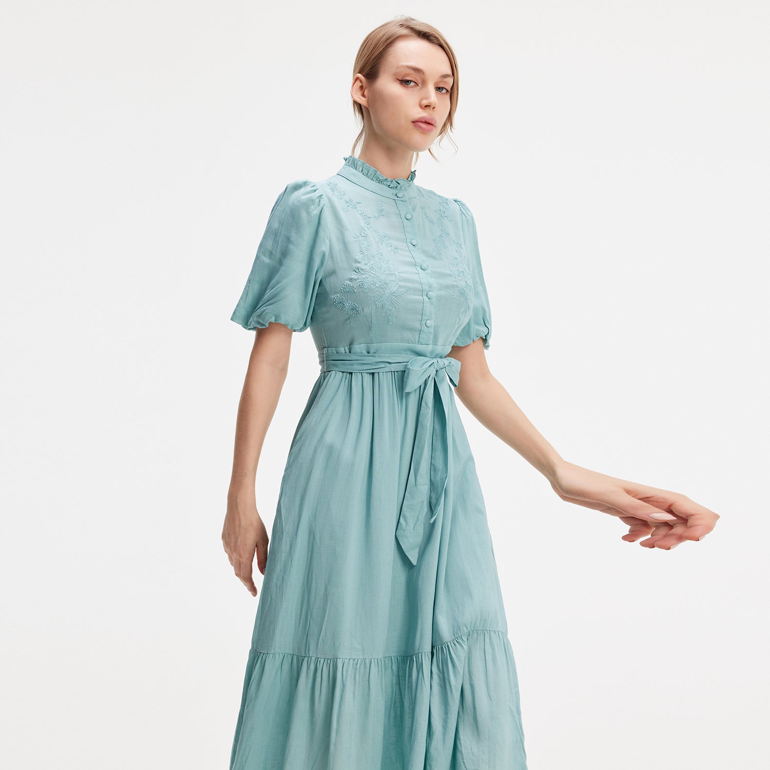 Robe-blouse brodée en coton