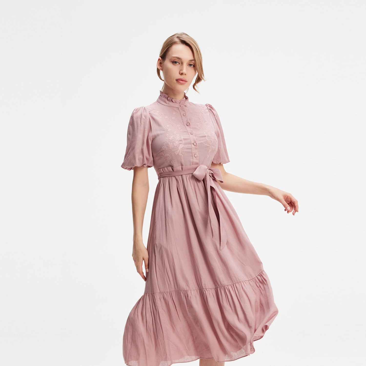 Robe-blouse brodée en coton