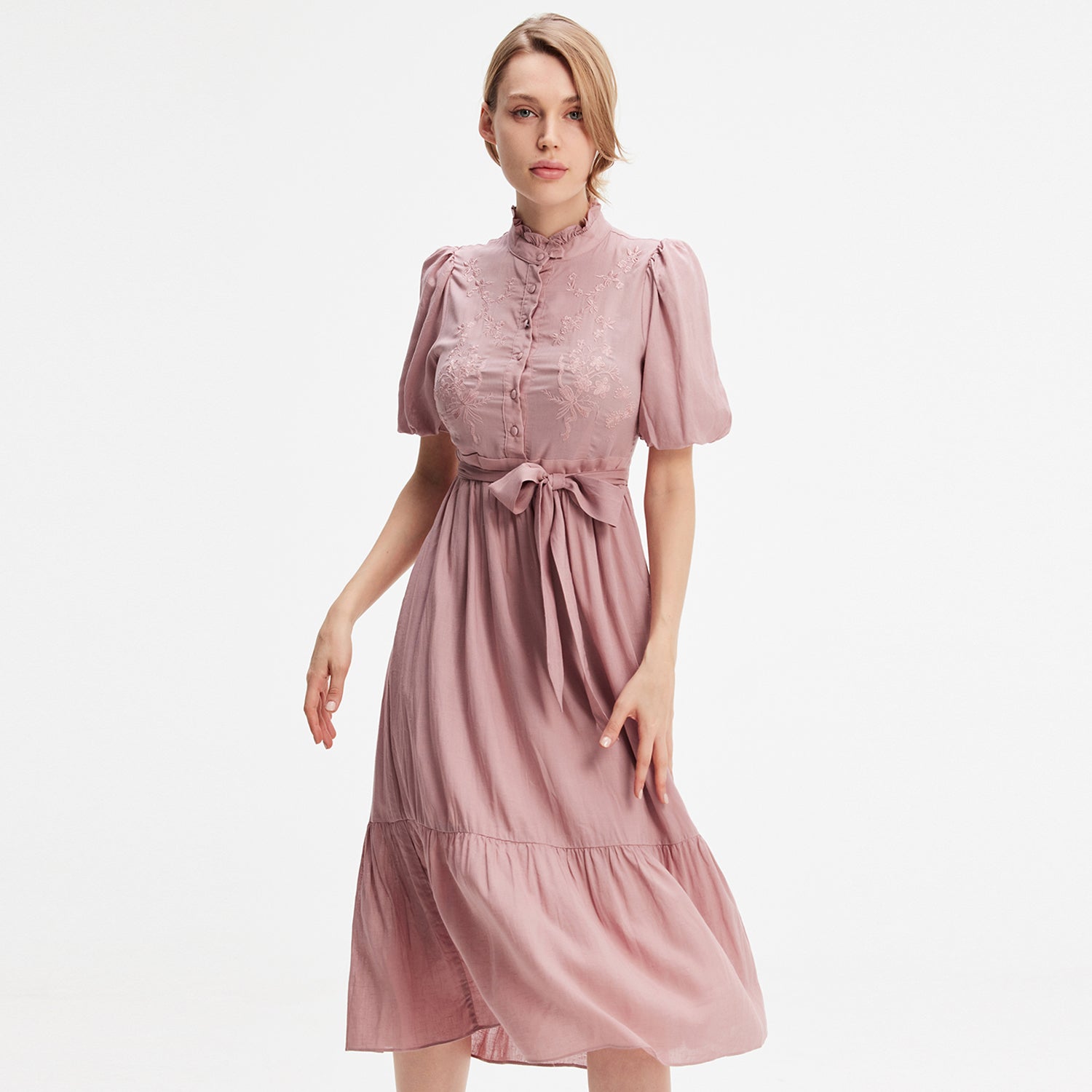 Robe-blouse brodée en coton