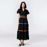 Robe longue à bordures contrastées et empiècements niveaux