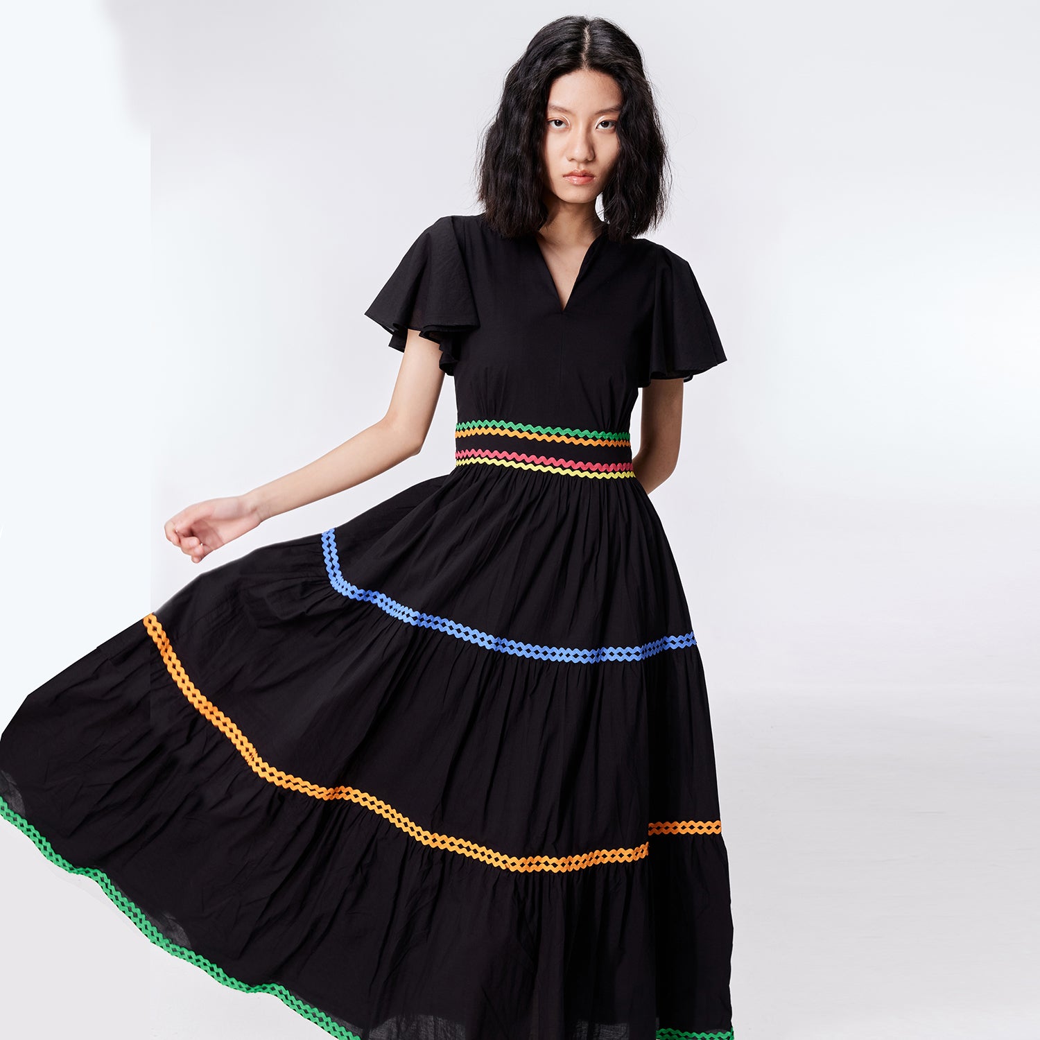 Robe longue à bordures contrastées et empiècements niveaux