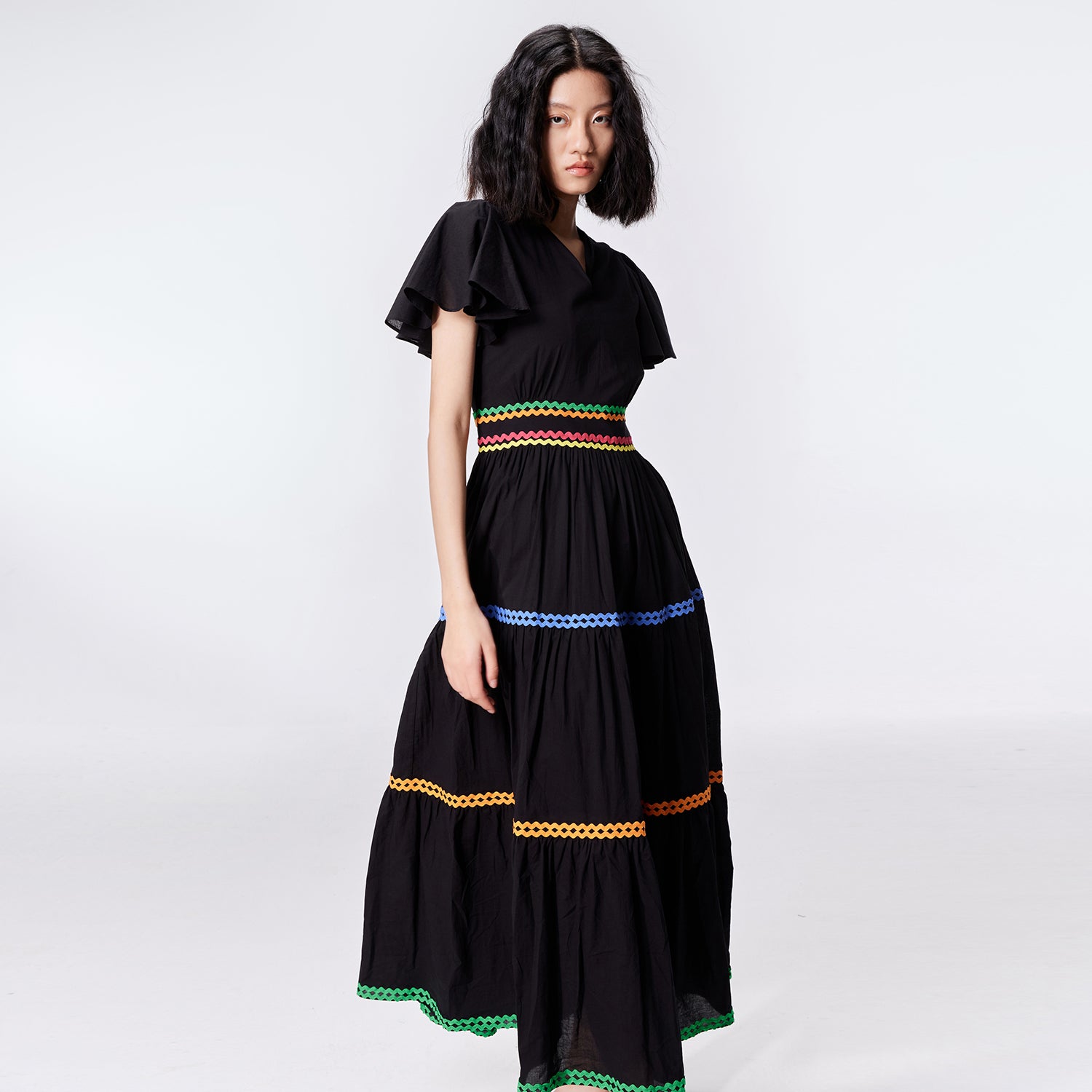 Robe longue à bordures contrastées et empiècements niveaux