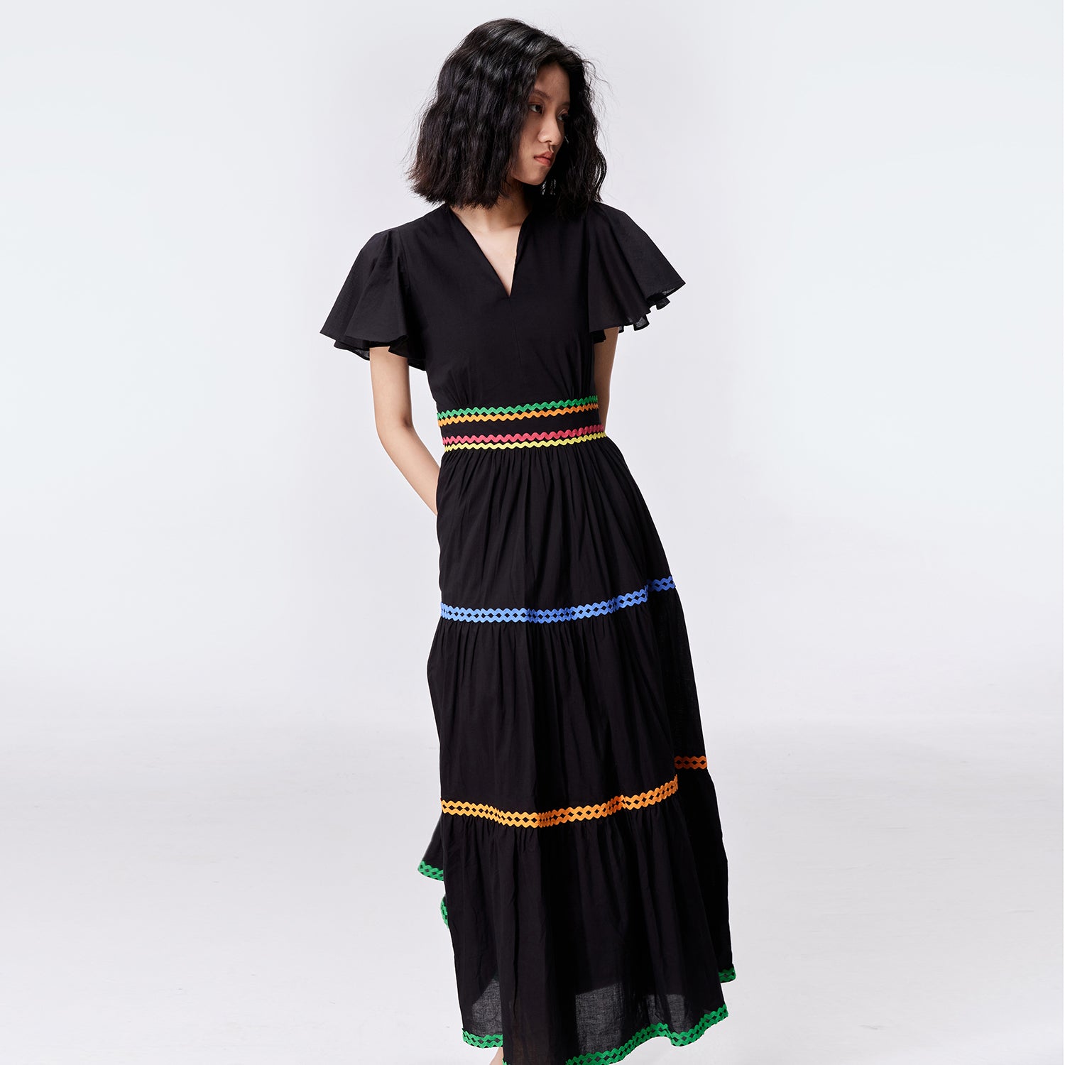 Robe longue à bordures contrastées et empiècements niveaux