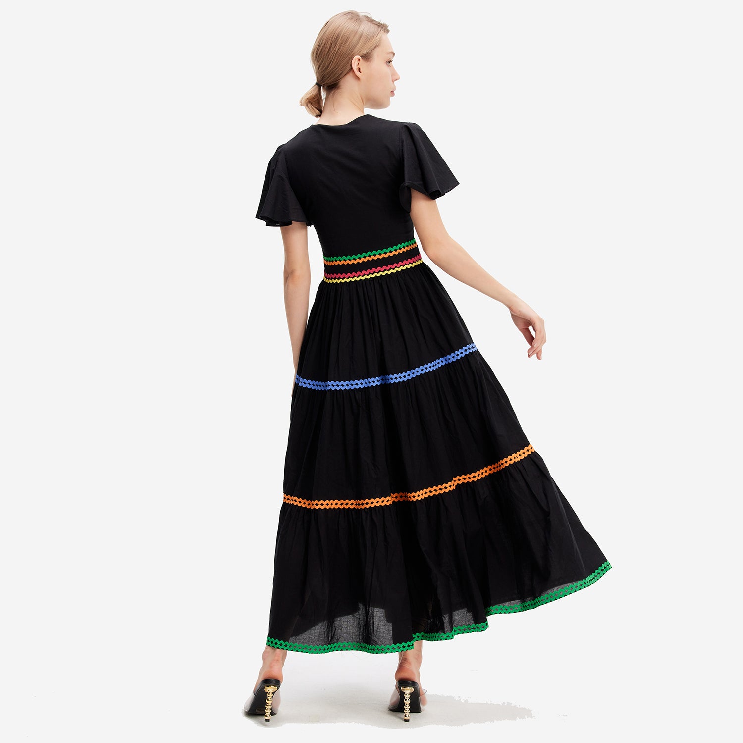 Robe longue à bordures contrastées et empiècements niveaux