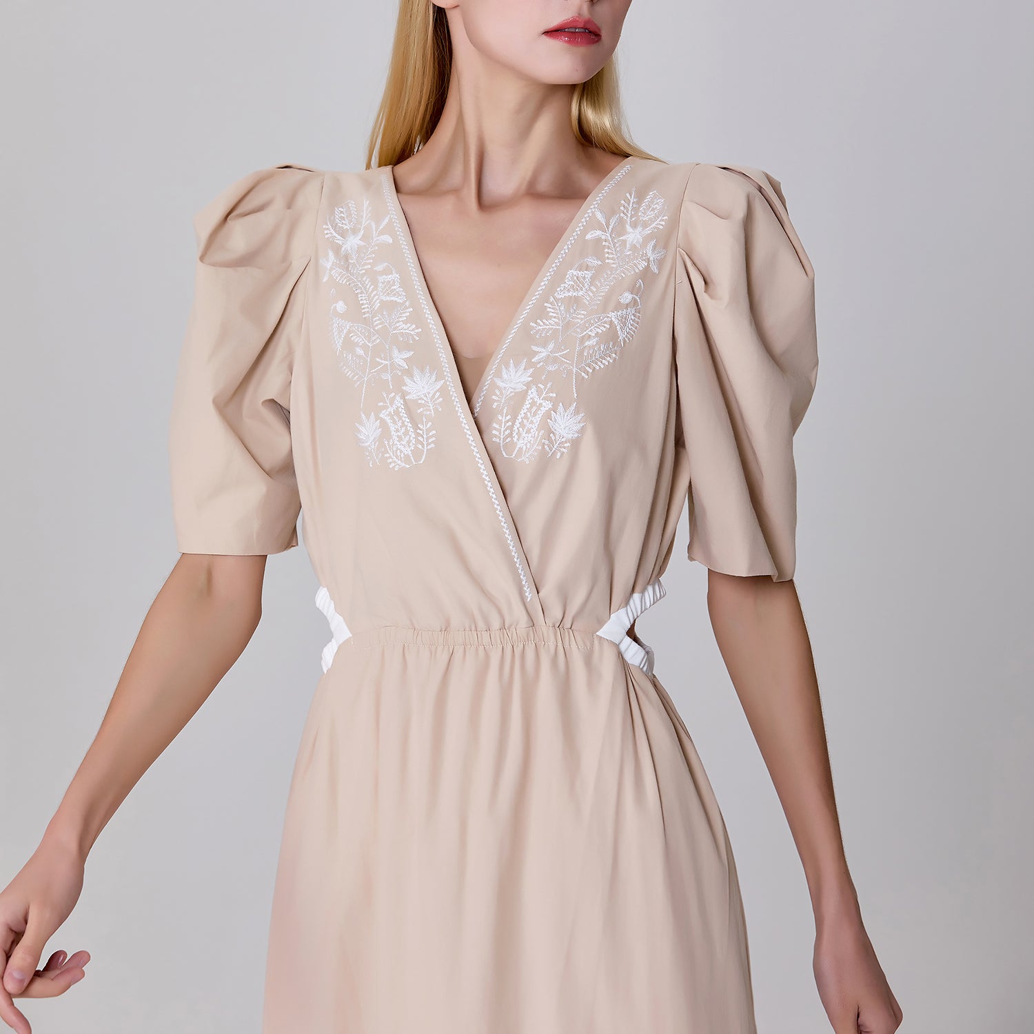 Robe à manches bouffantes effet croisé
