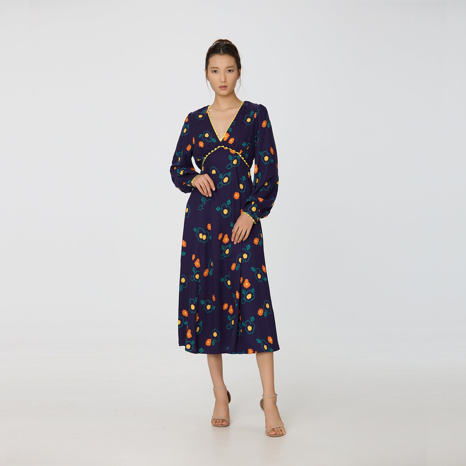 Robe à col en V et imprimé floral abstrait et galon contrasté