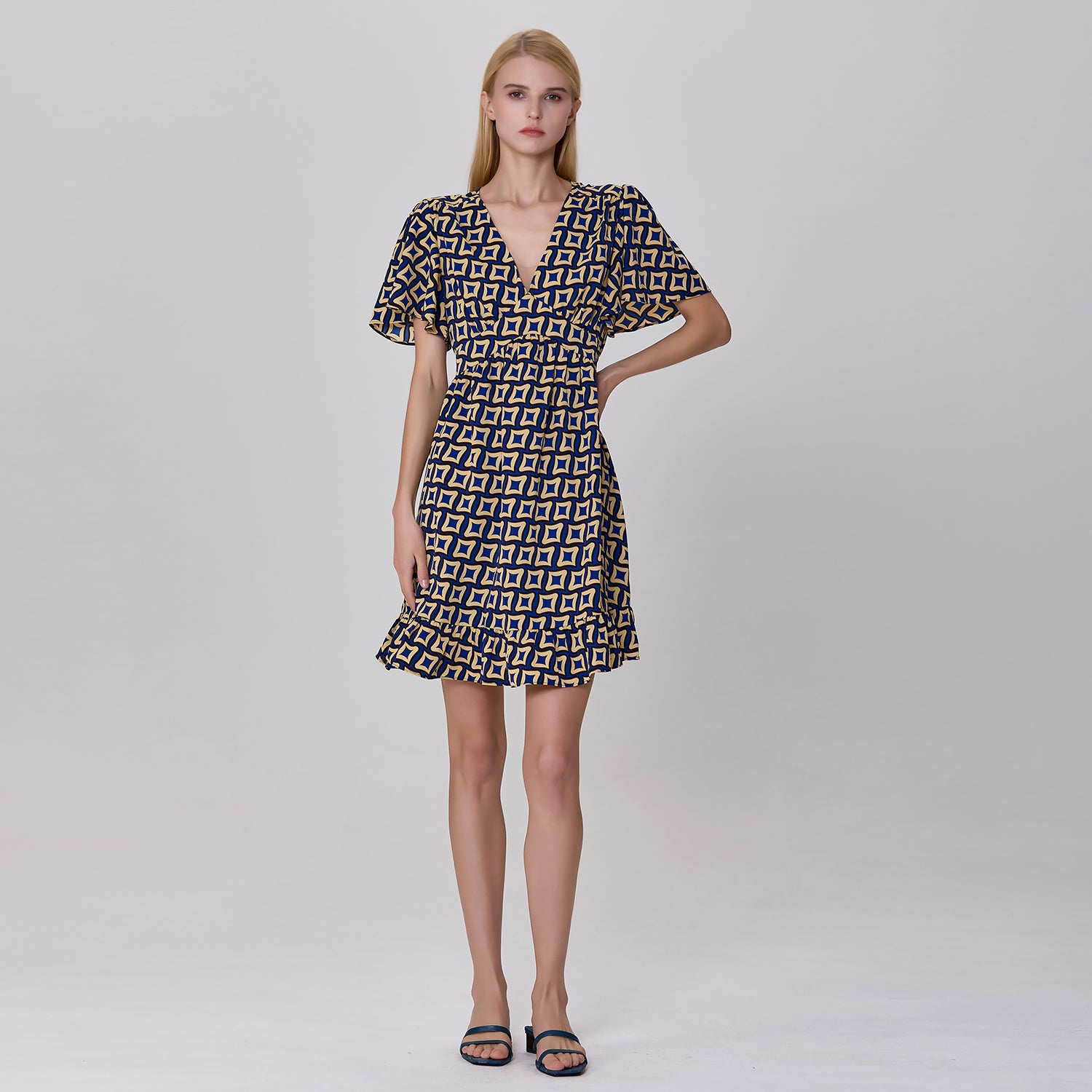 Robe courte ajustée et évasée à imprimé graphique