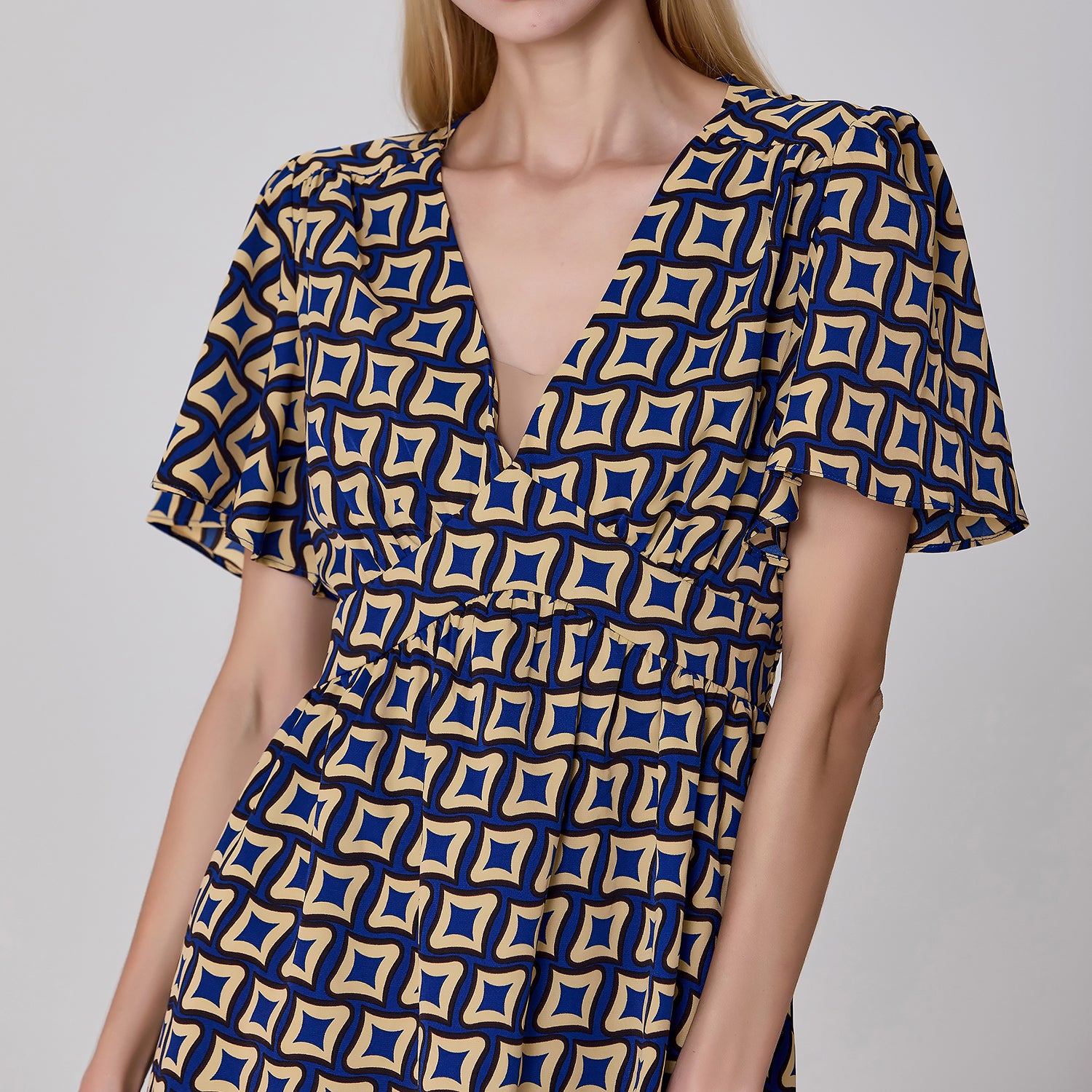 Robe courte ajustée et évasée à imprimé graphique