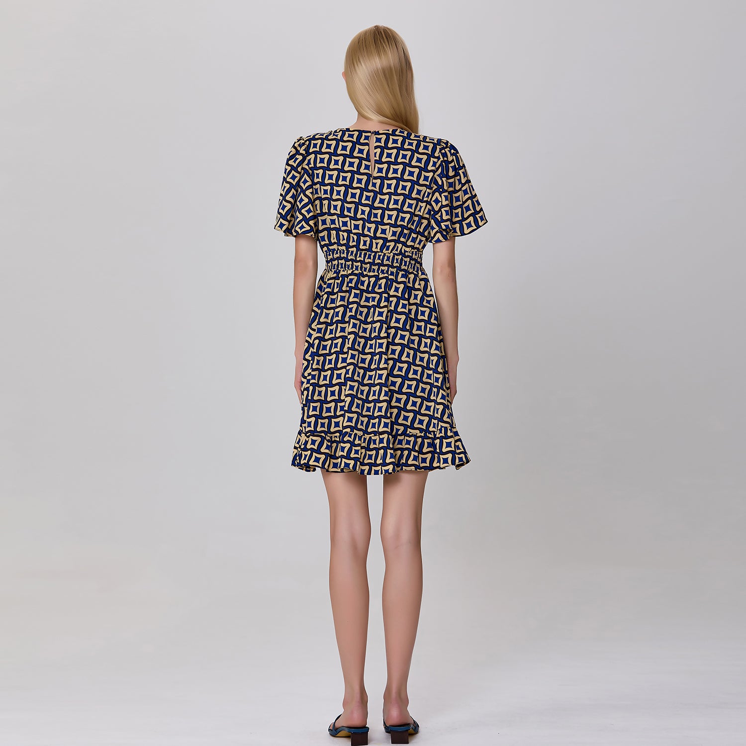 Robe courte ajustée et évasée à imprimé graphique