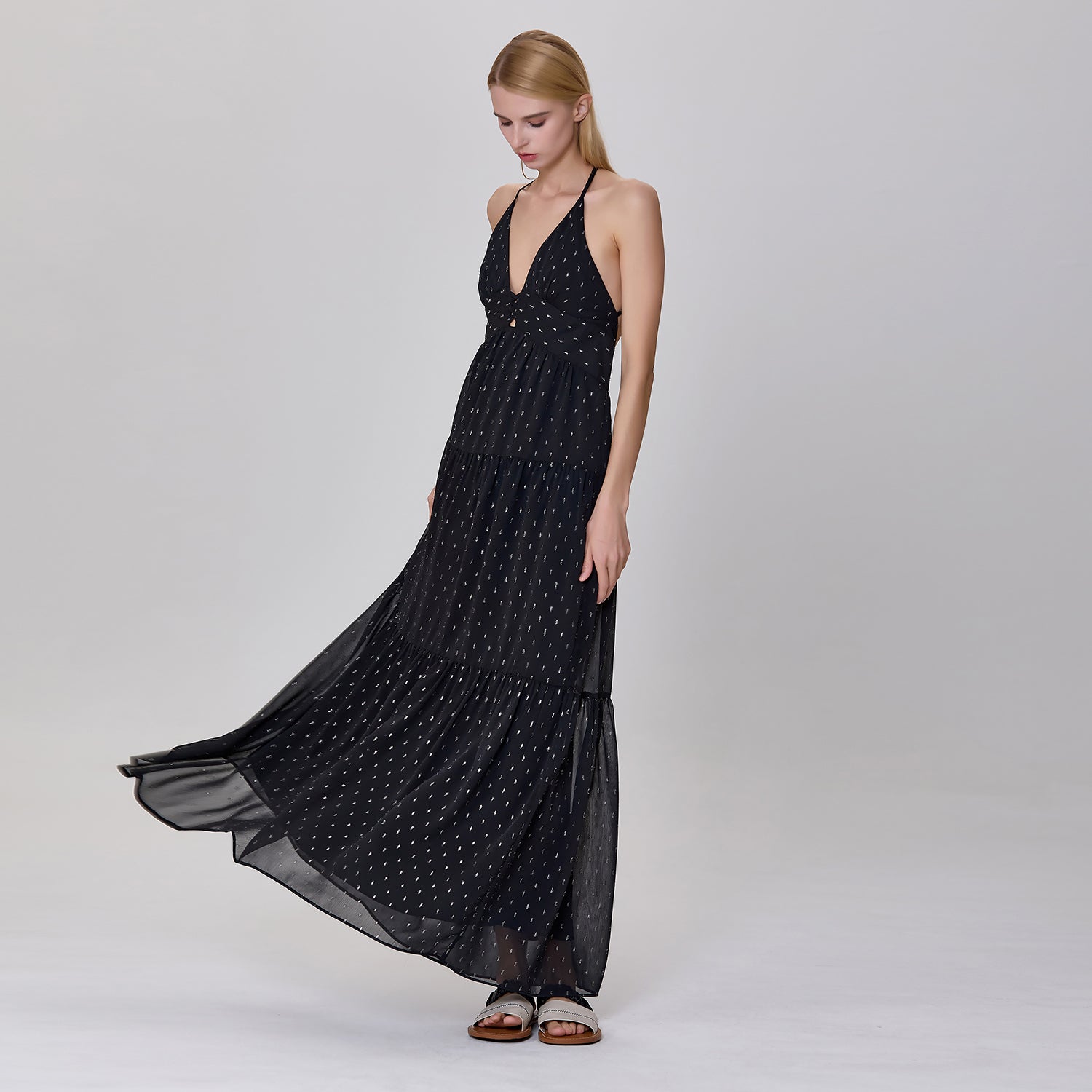 Robe longue dos nu à bretelles et empiècements évasés