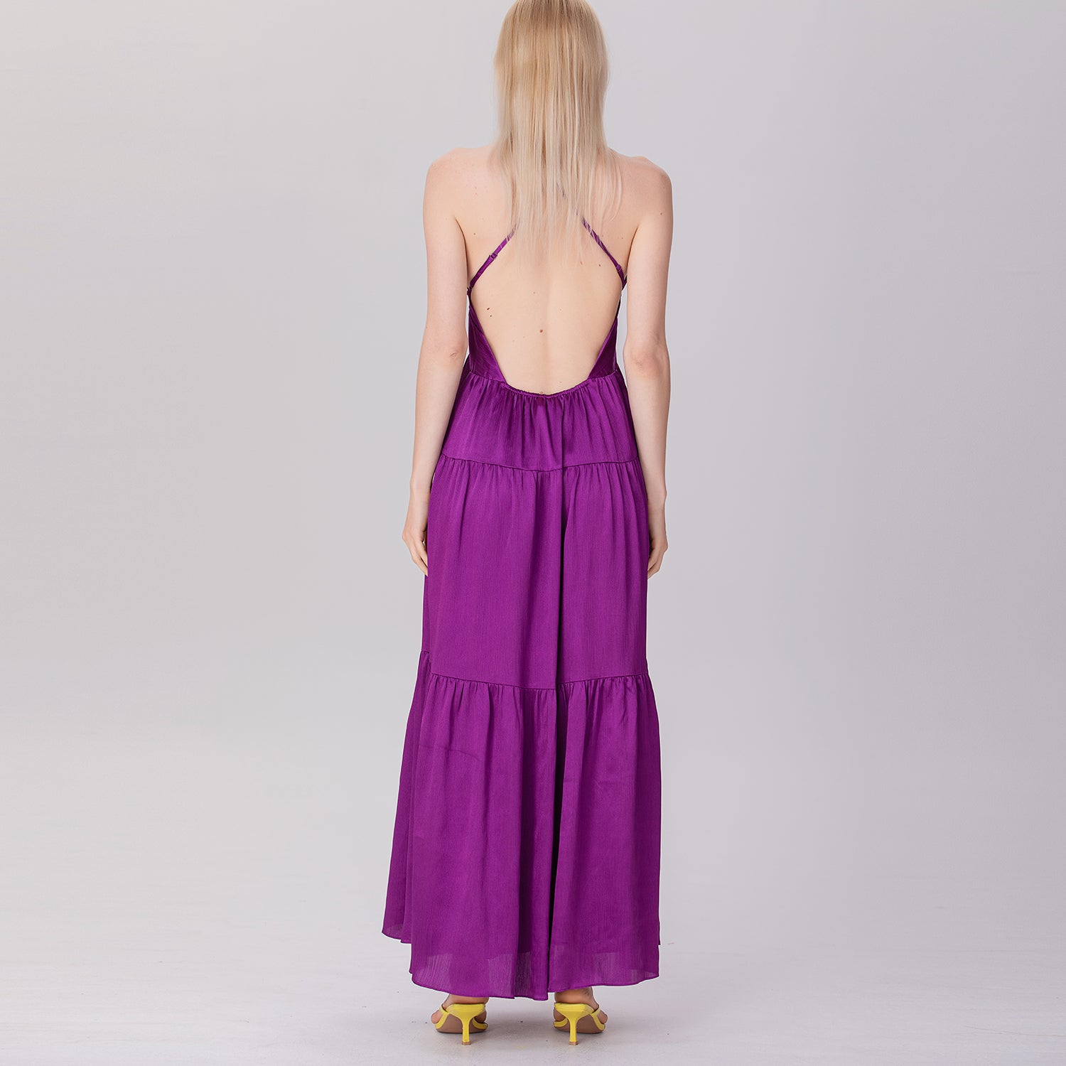 Robe longue dos nu à bretelles et empiècements évasés