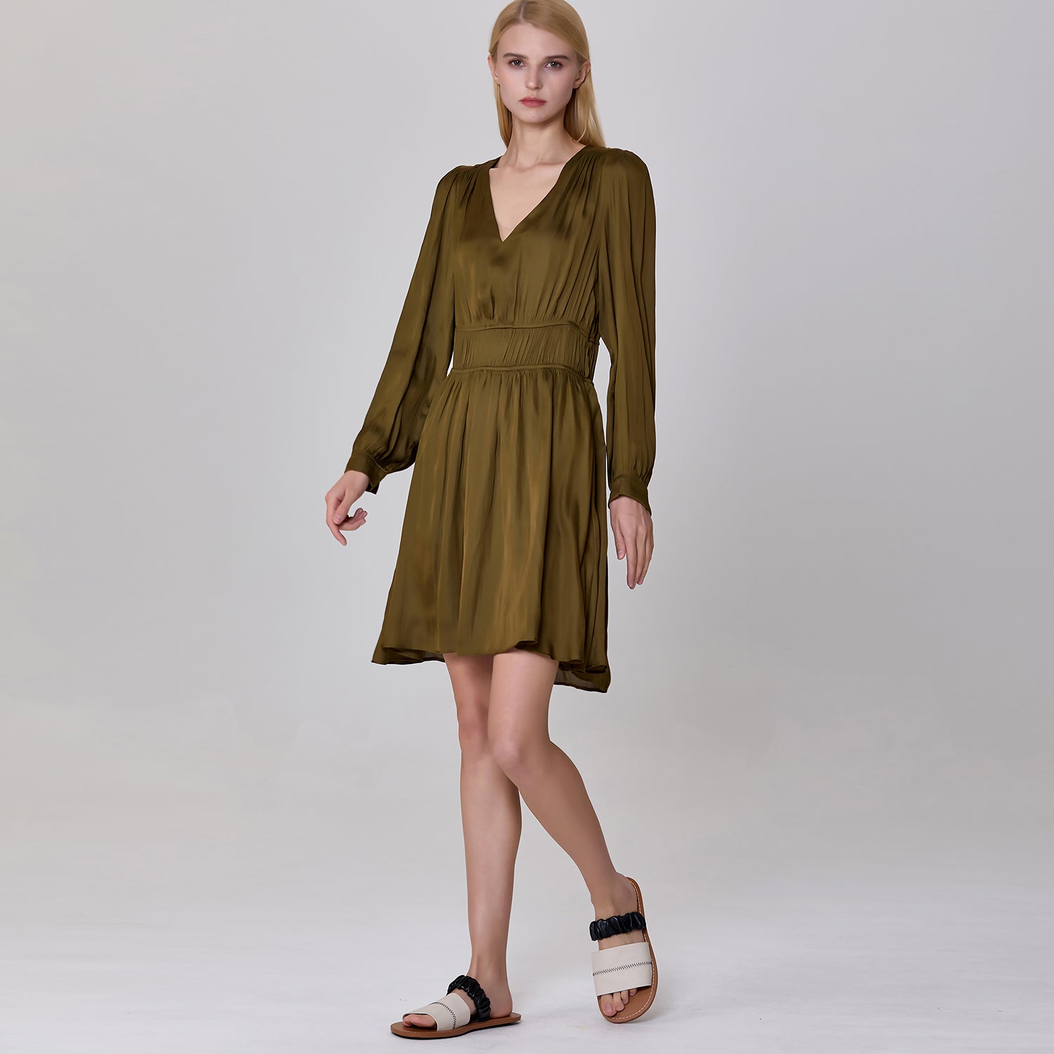Robe courte patineuse décolleté en V