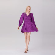 Robe courte à col V smockée