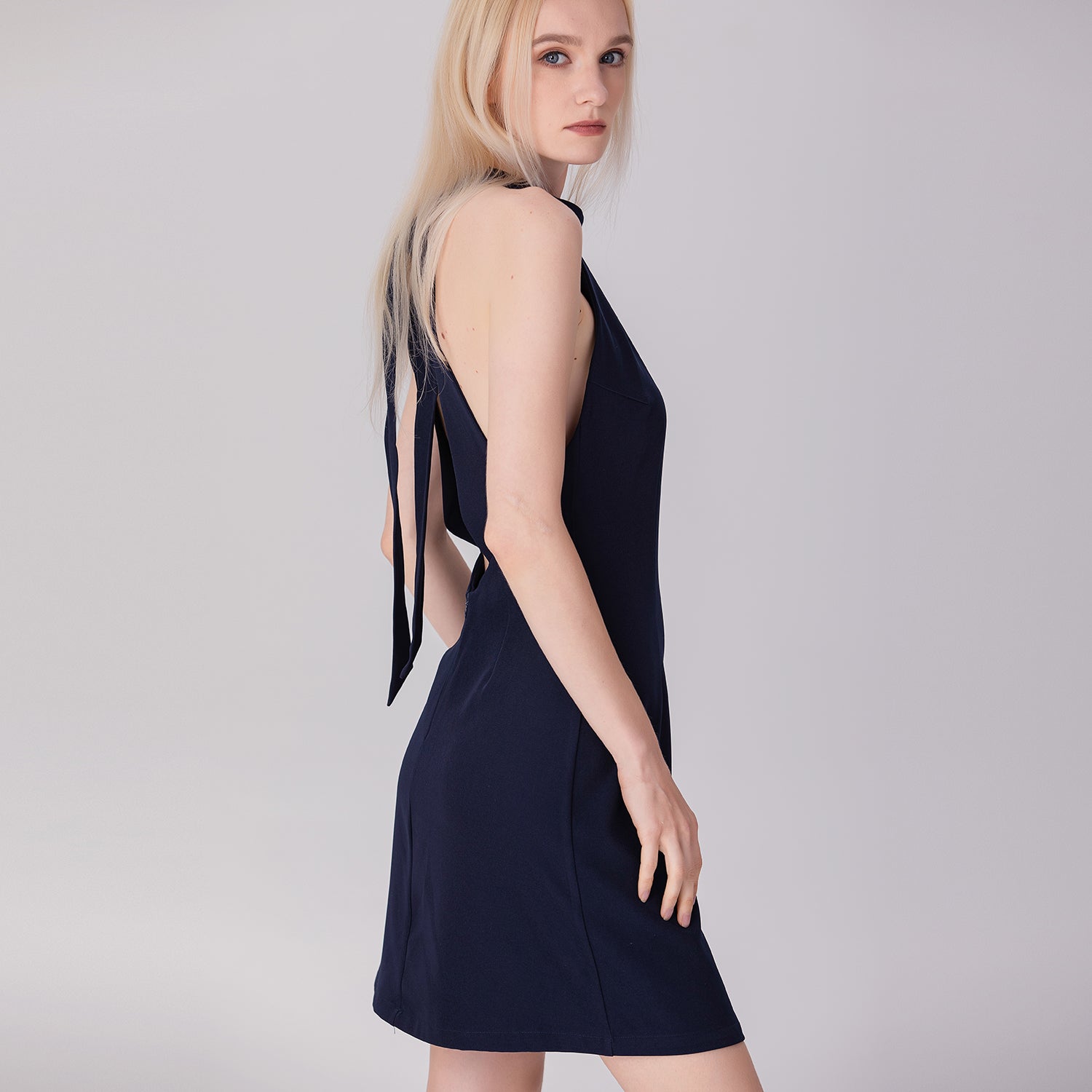 Mini-robe sans manches à col montant
