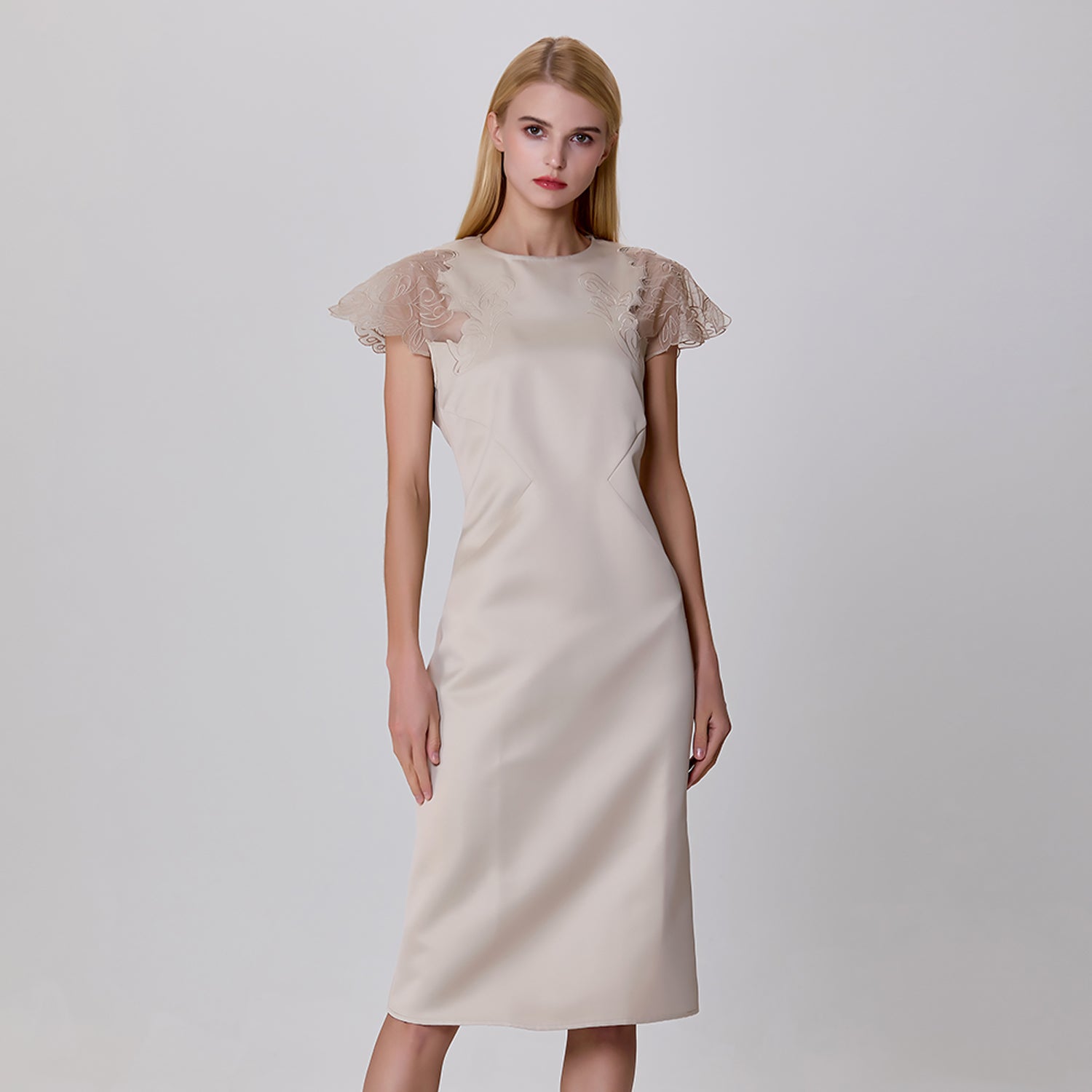 Robe en satin à manches en dentelle incrustée