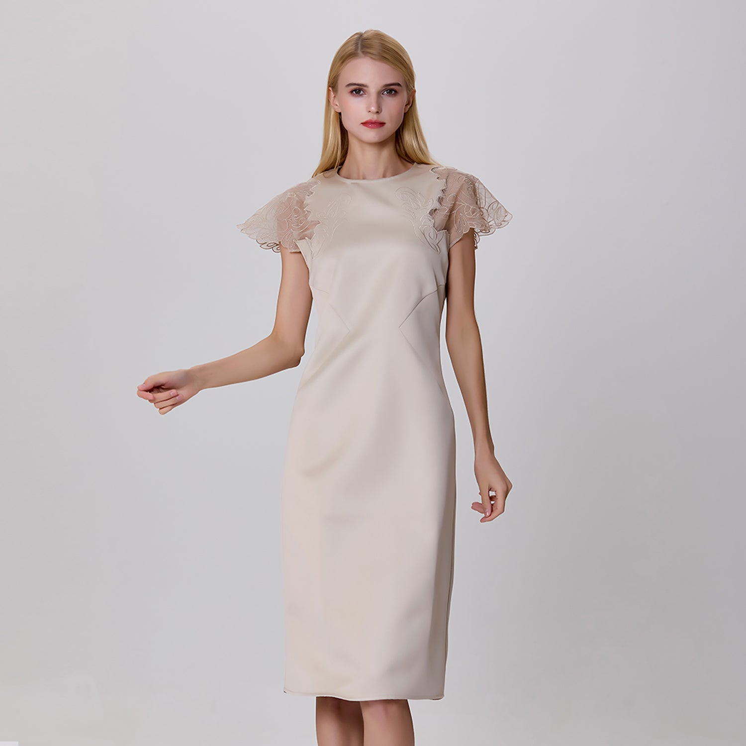 Robe en satin à manches en dentelle incrustée