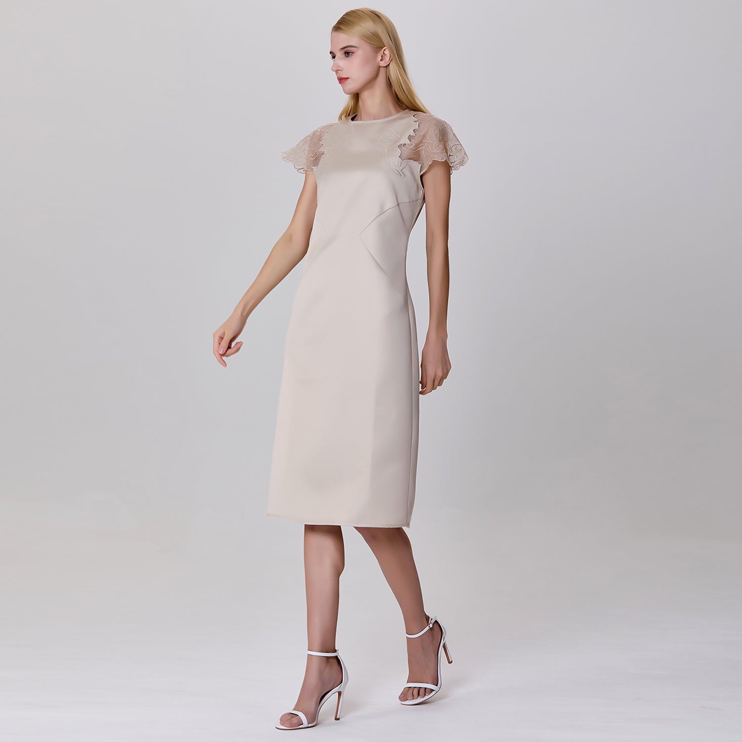 Robe en satin à manches en dentelle incrustée