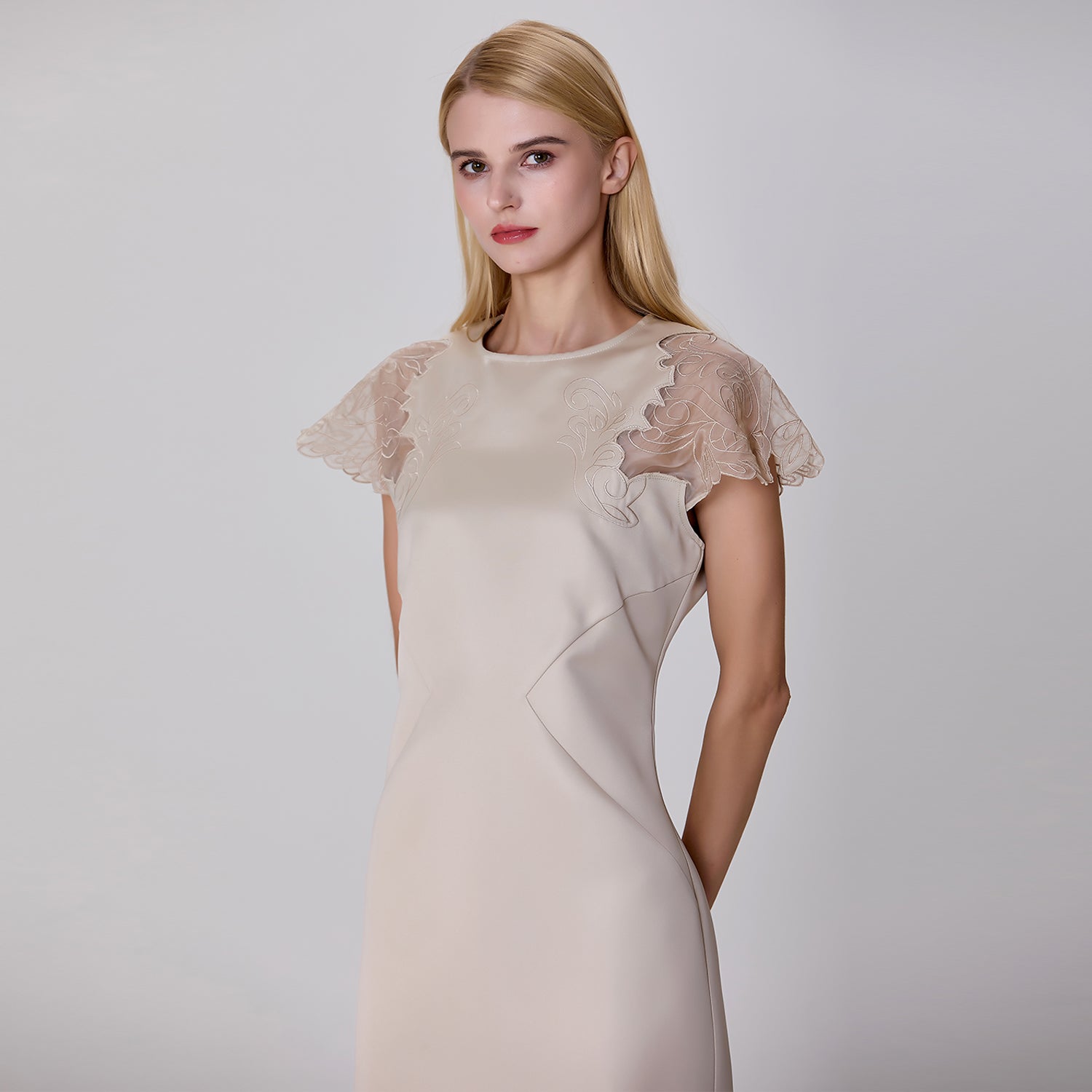 Robe en satin à manches en dentelle incrustée
