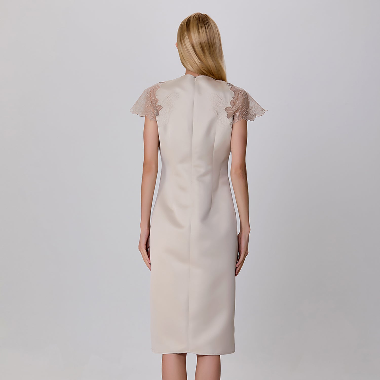 Robe en satin à manches en dentelle incrustée