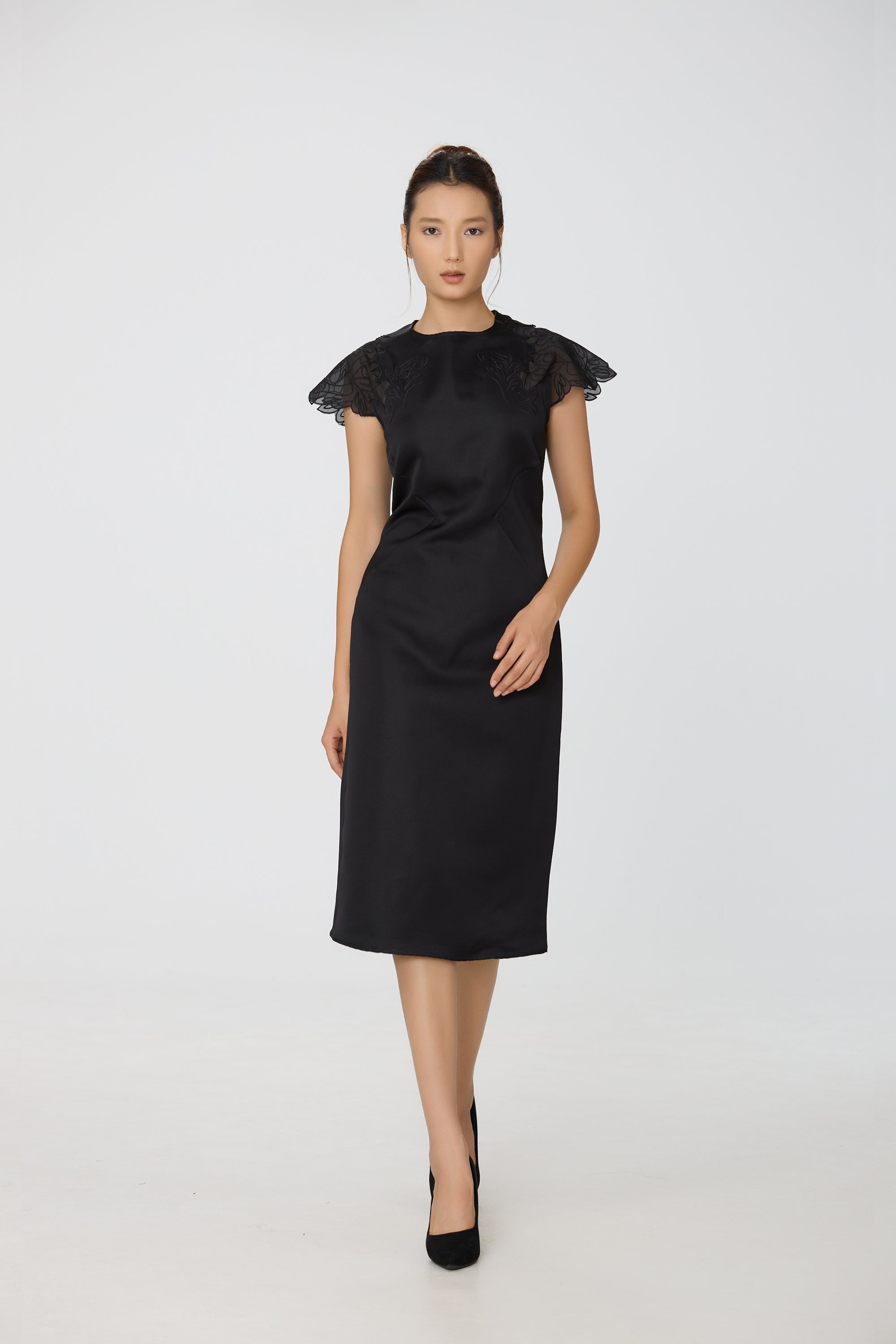 Robe en satin à manches en dentelle incrustée NB - Smart & Joy