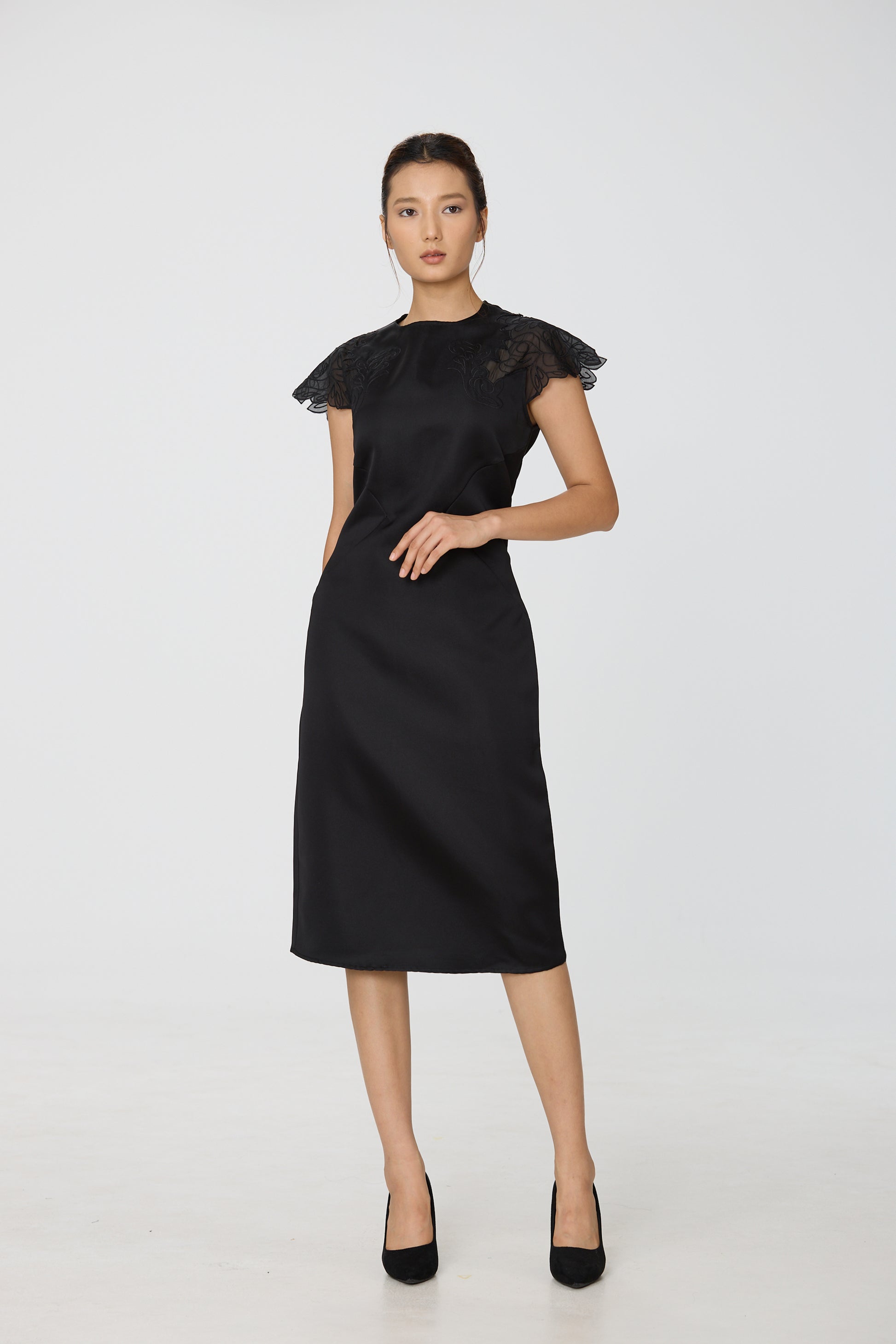 Robe en satin à manches en dentelle incrustée NB - Smart & Joy