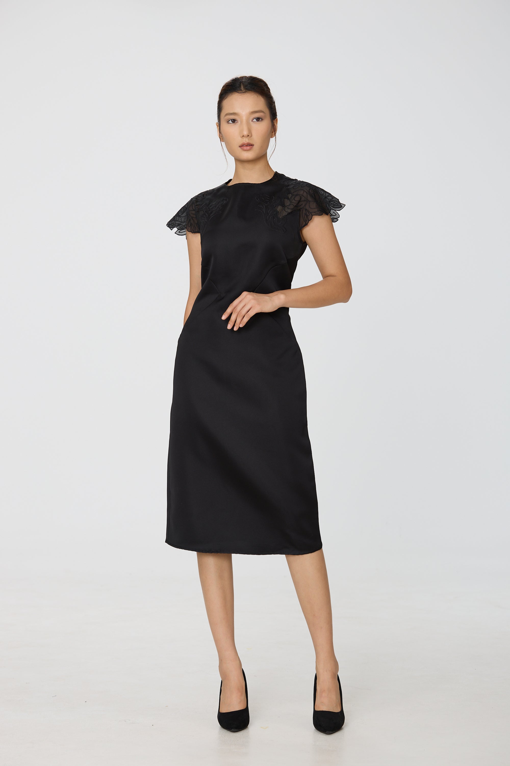 Robe en satin à manches en dentelle incrustée NB - Smart & Joy