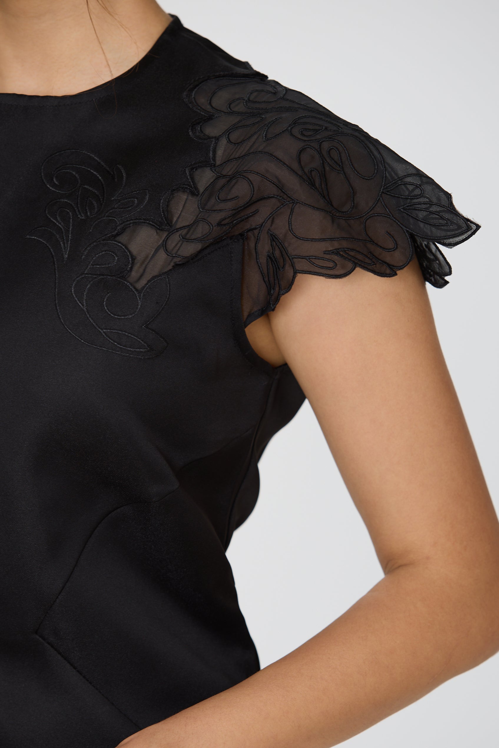 Robe en satin à manches en dentelle incrustée NB - Smart & Joy