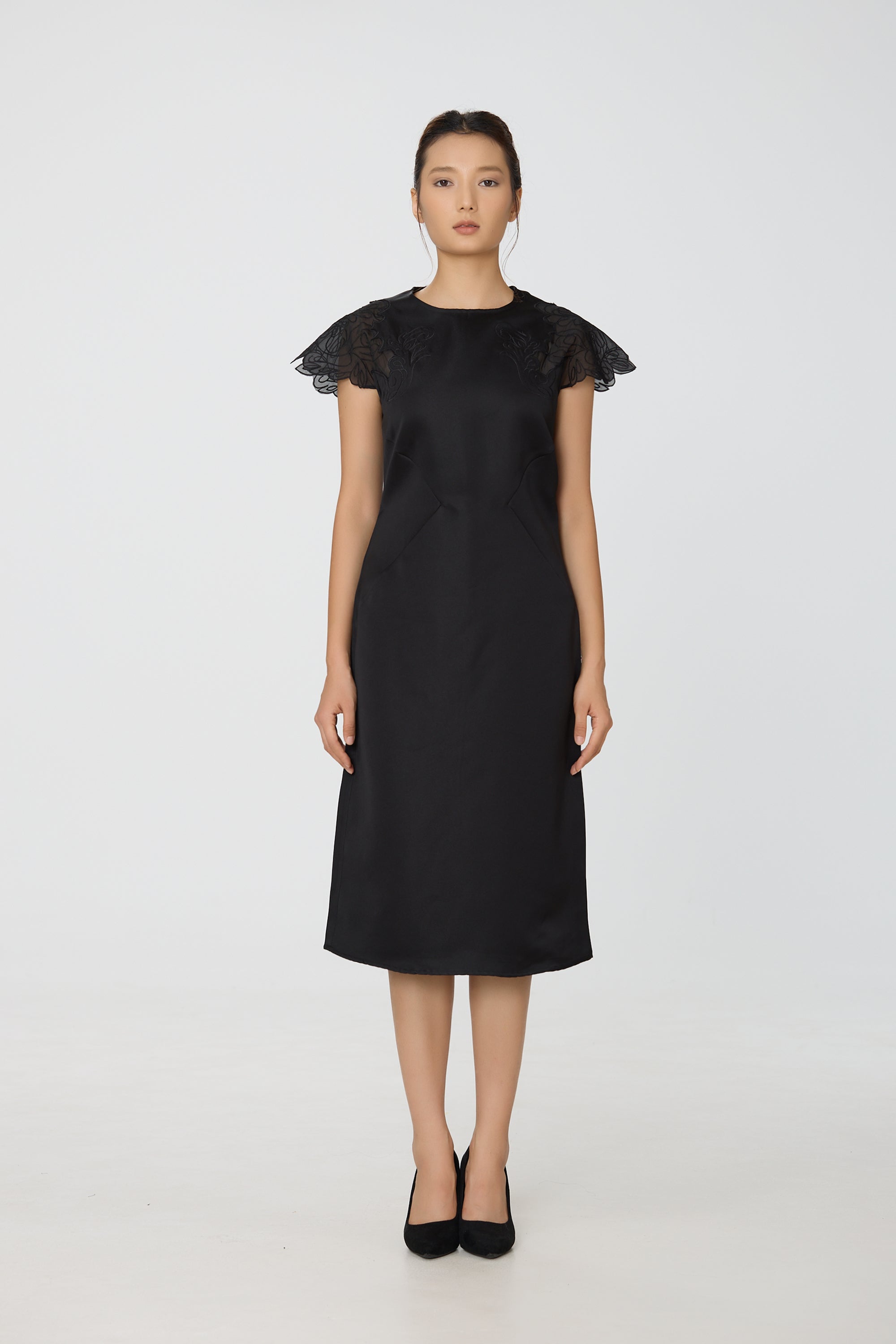 Robe en satin à manches en dentelle incrustée NB - Smart & Joy