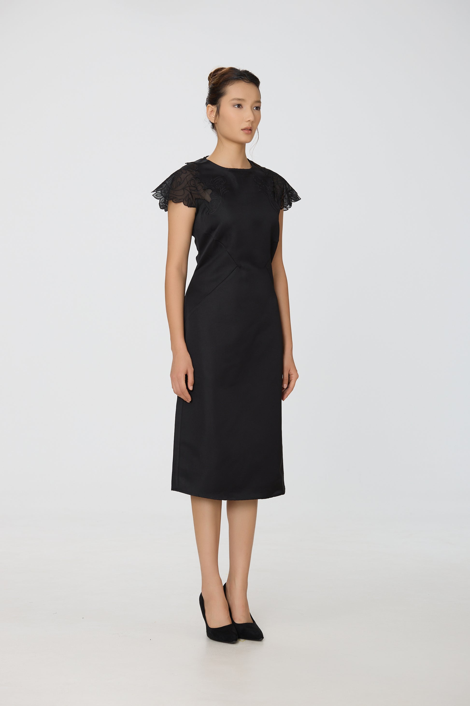 Robe en satin à manches en dentelle incrustée NB - Smart & Joy