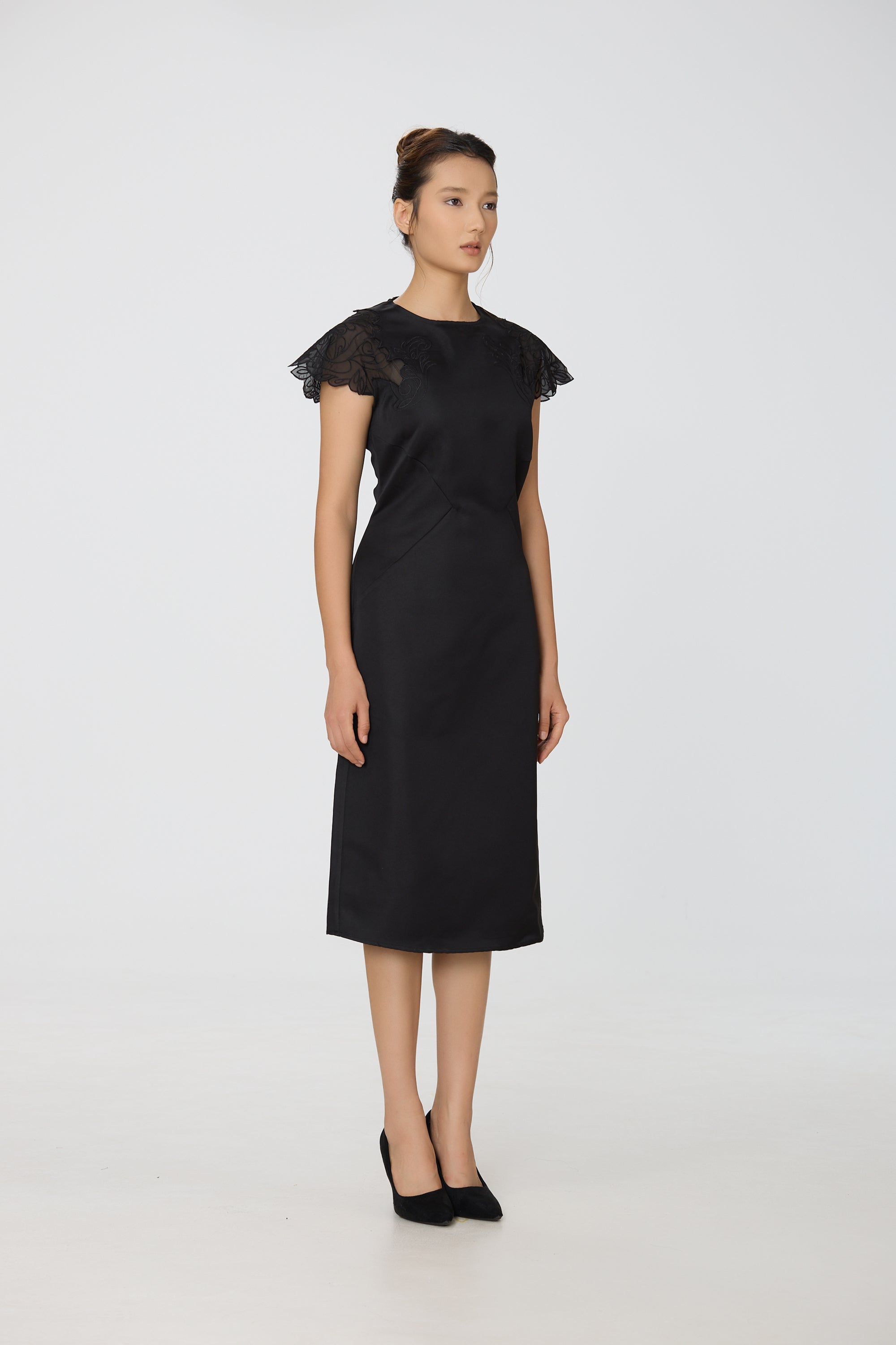 Robe en satin à manches en dentelle incrustée NB - Smart & Joy