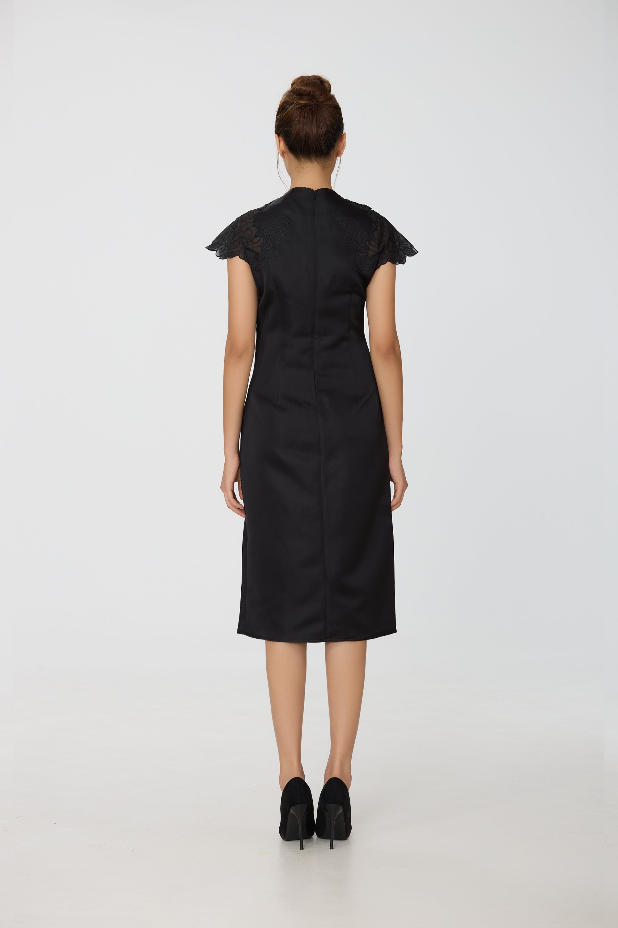 Robe en satin à manches en dentelle incrustée NB - Smart & Joy
