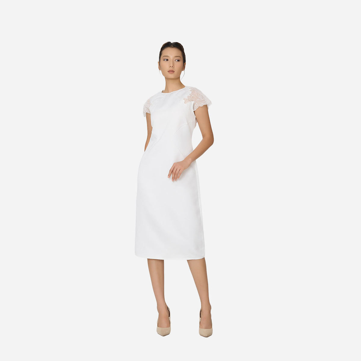 Robe en satin à manches en dentelle incrustée NB