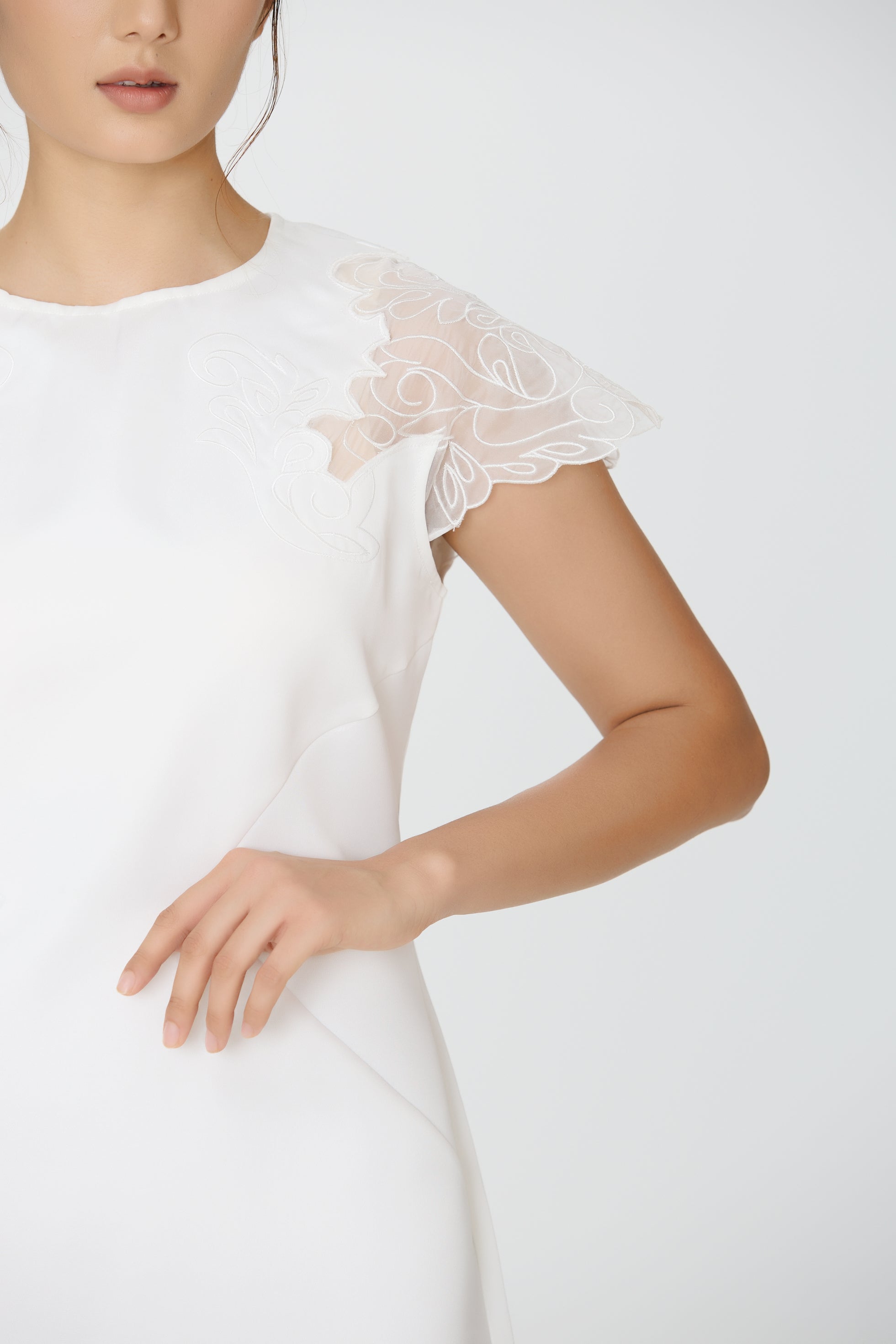Robe en satin à manches en dentelle incrustée NB - Smart & Joy