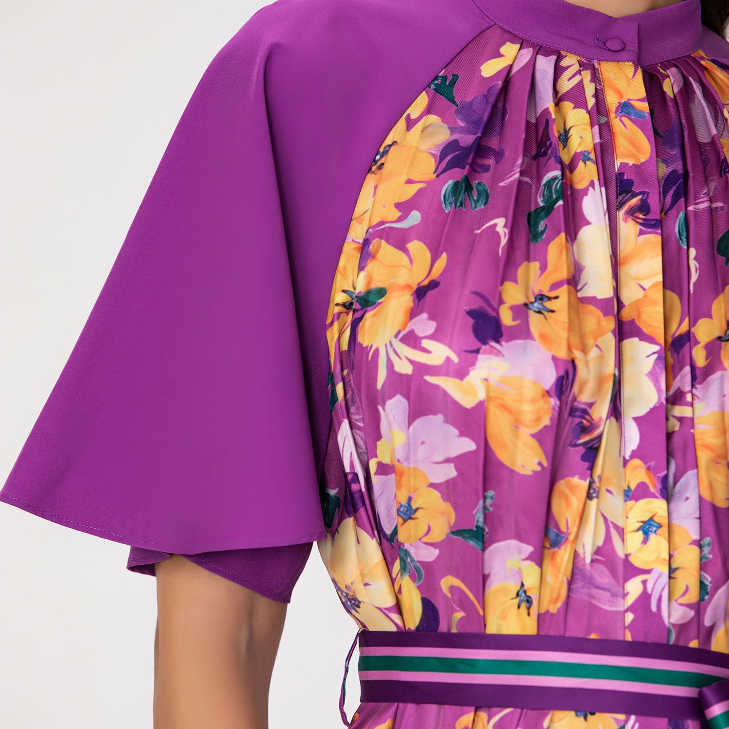 Robe midi imprimée à plis et ceinture