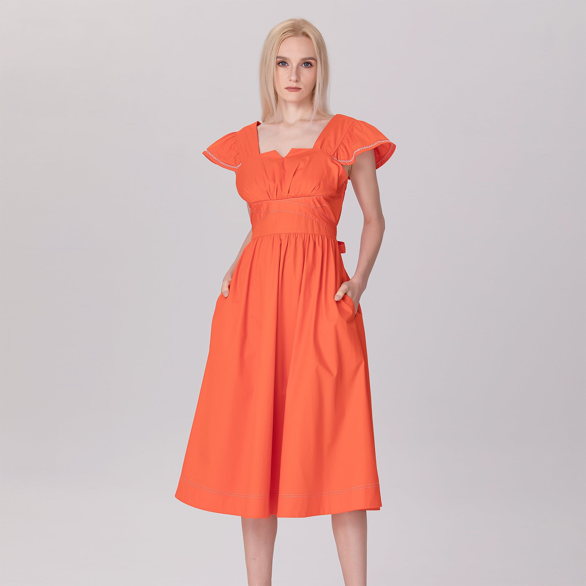 Robe à manches volantées et décolleté carré