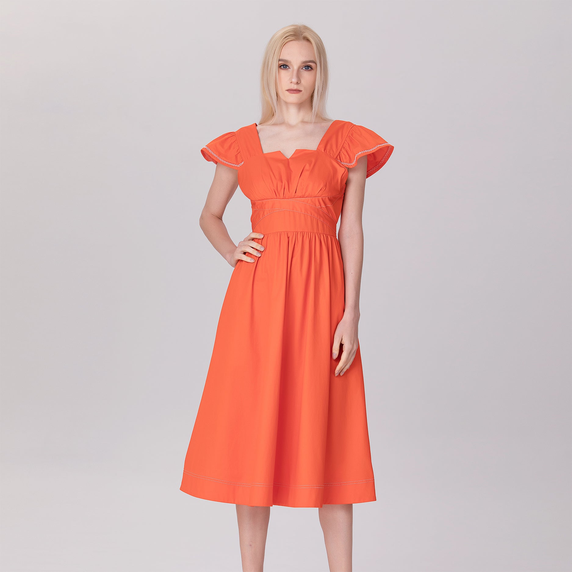 Robe à manches volantées et décolleté carré